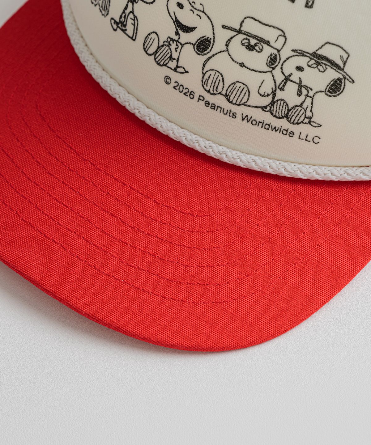 비헤비어(BEHEAVYER) [x PEANUTS] SNOOPY & HIS SIBLINGS ROPE TRUCKER CAP oatmeal/red