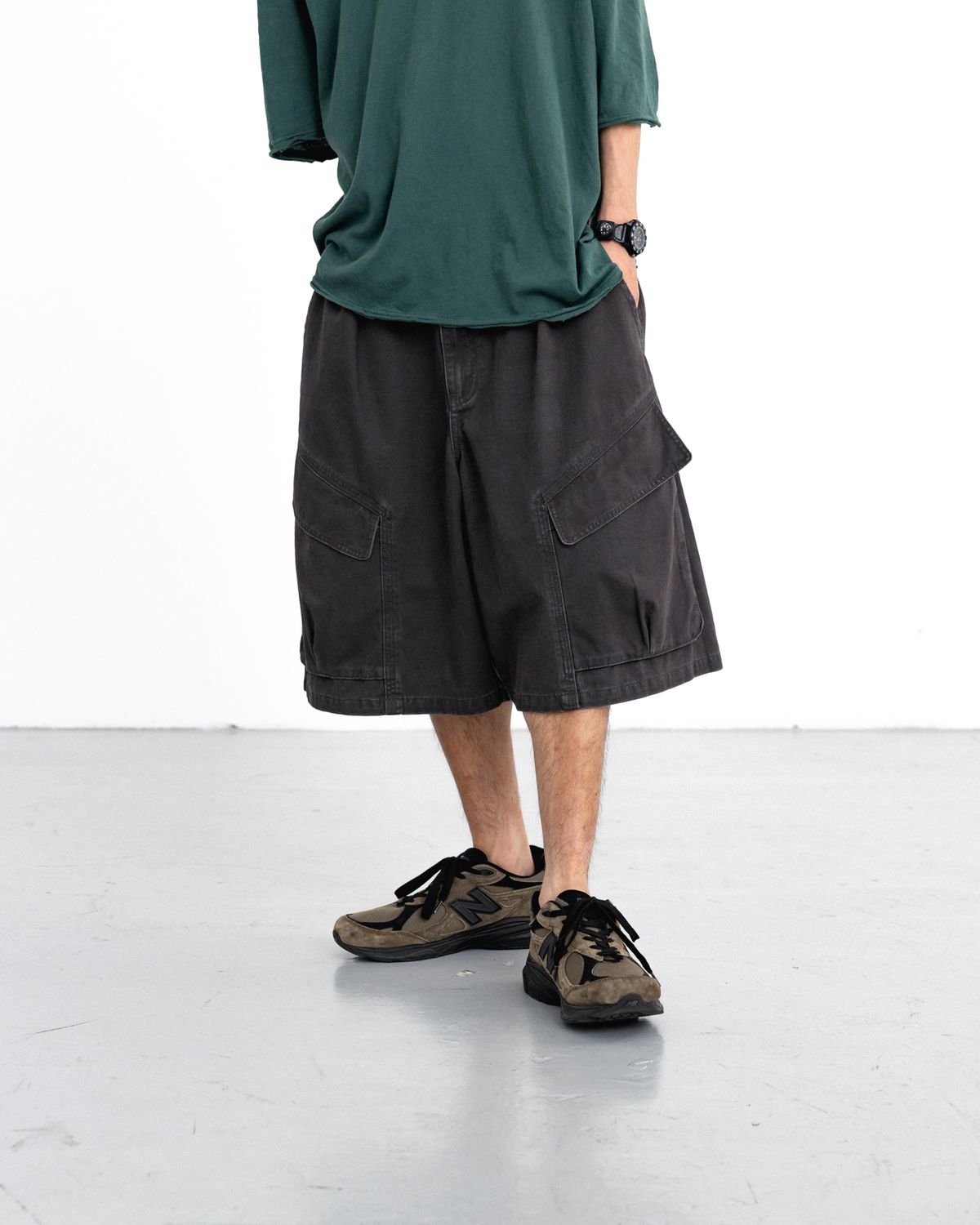 앵글런(ANGLAN) Structural Cargo Half Pants - Charcoal
