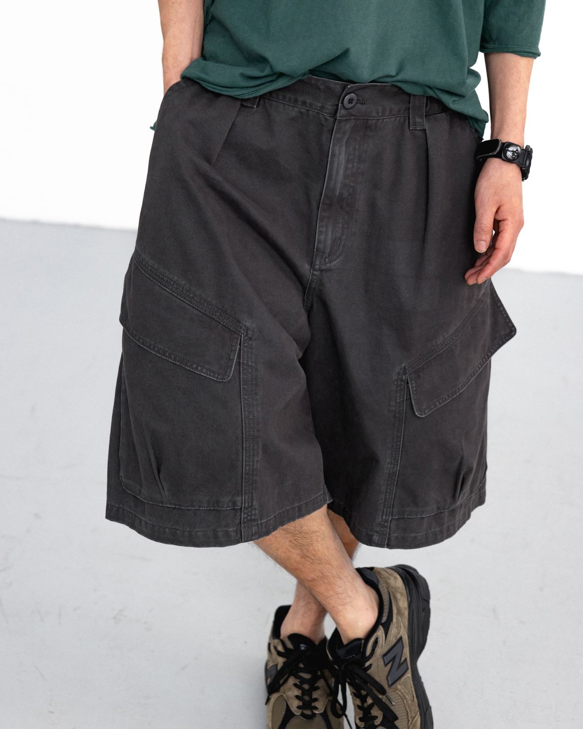 앵글런(ANGLAN) Structural Cargo Half Pants - Charcoal