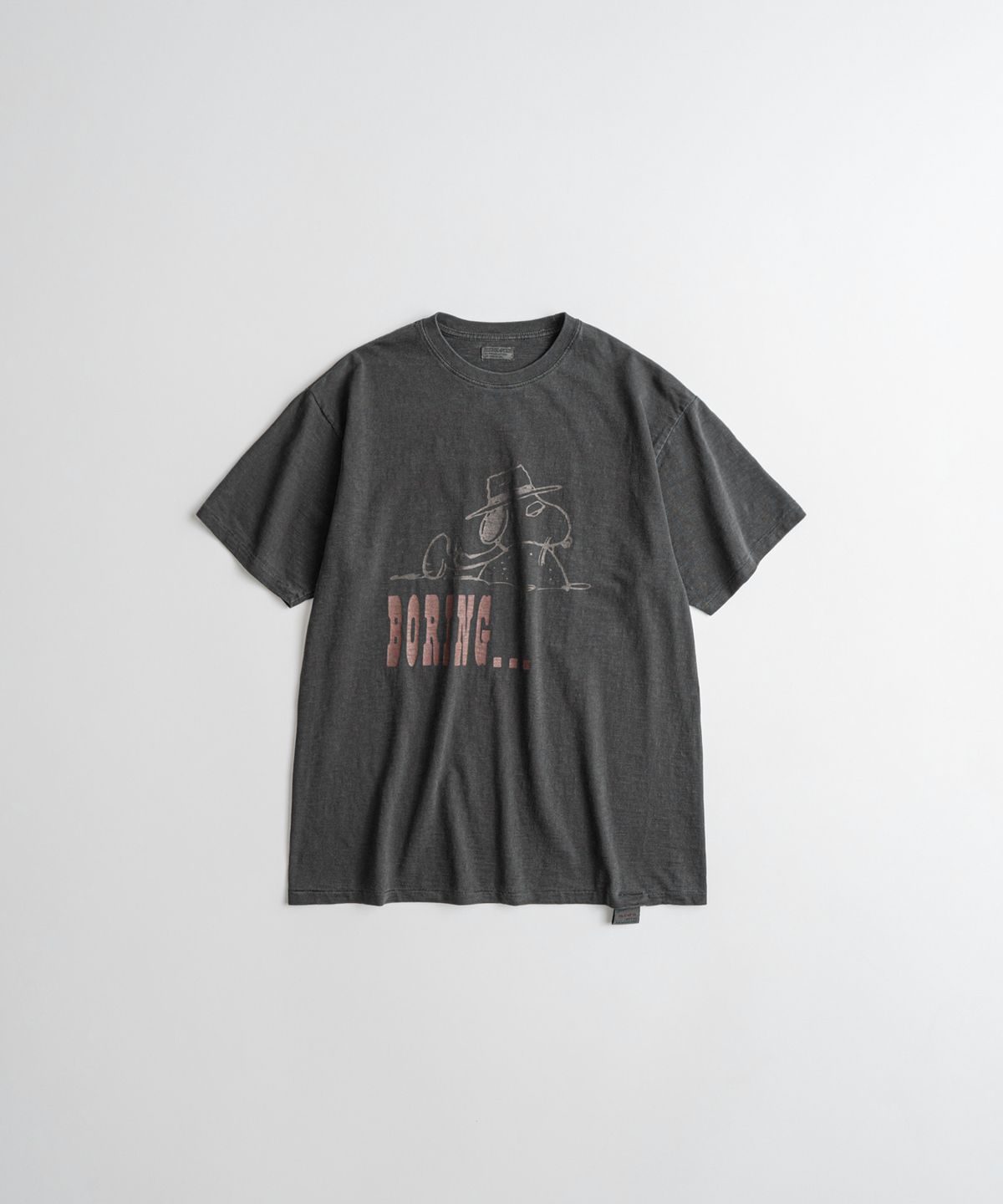 비헤비어(BEHEAVYER) [x PEANUTS] SPIKE GRAPHIC TUBLAR T-SHIRTS dust black
