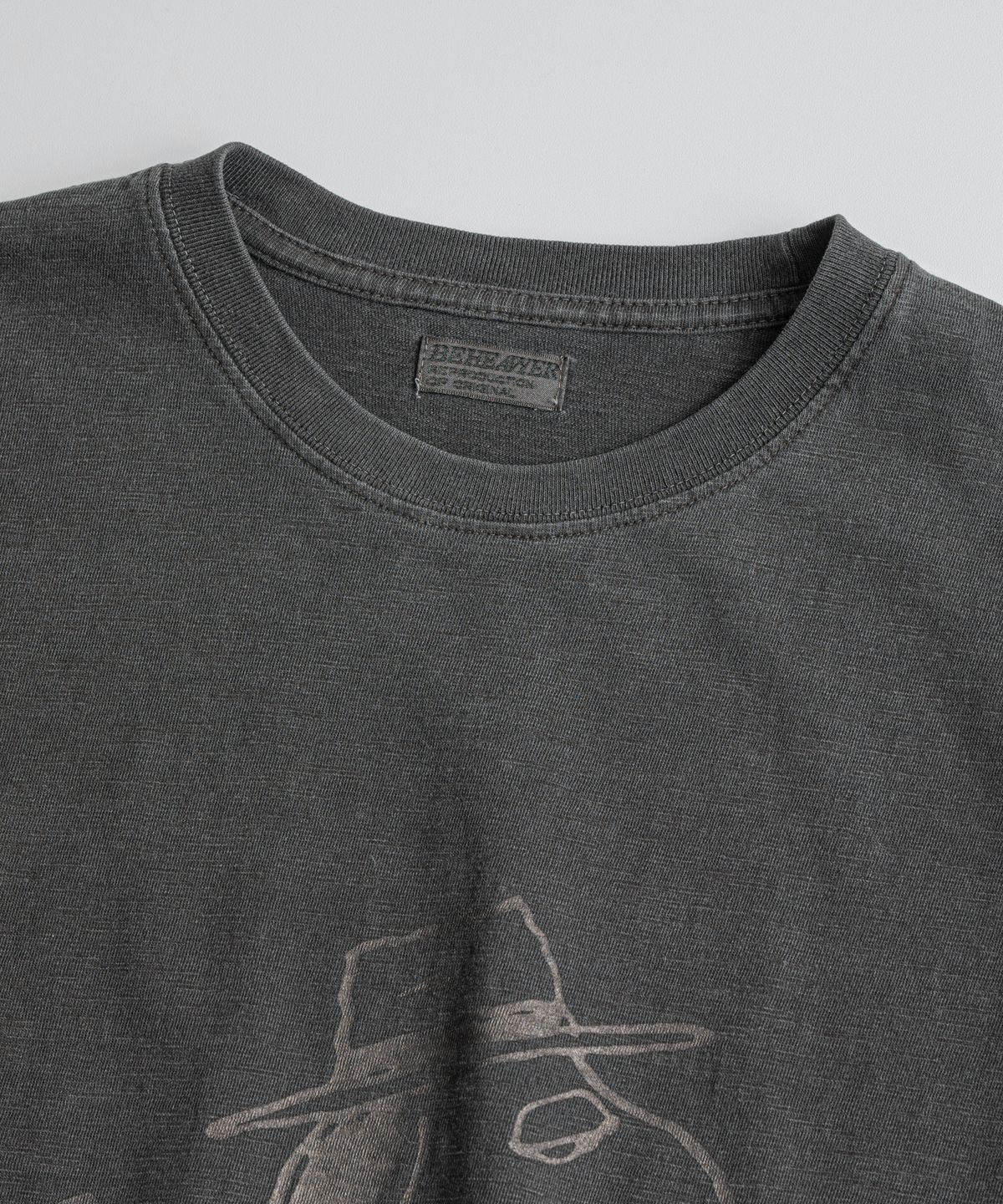 비헤비어(BEHEAVYER) [x PEANUTS] SPIKE GRAPHIC TUBLAR T-SHIRTS dust black