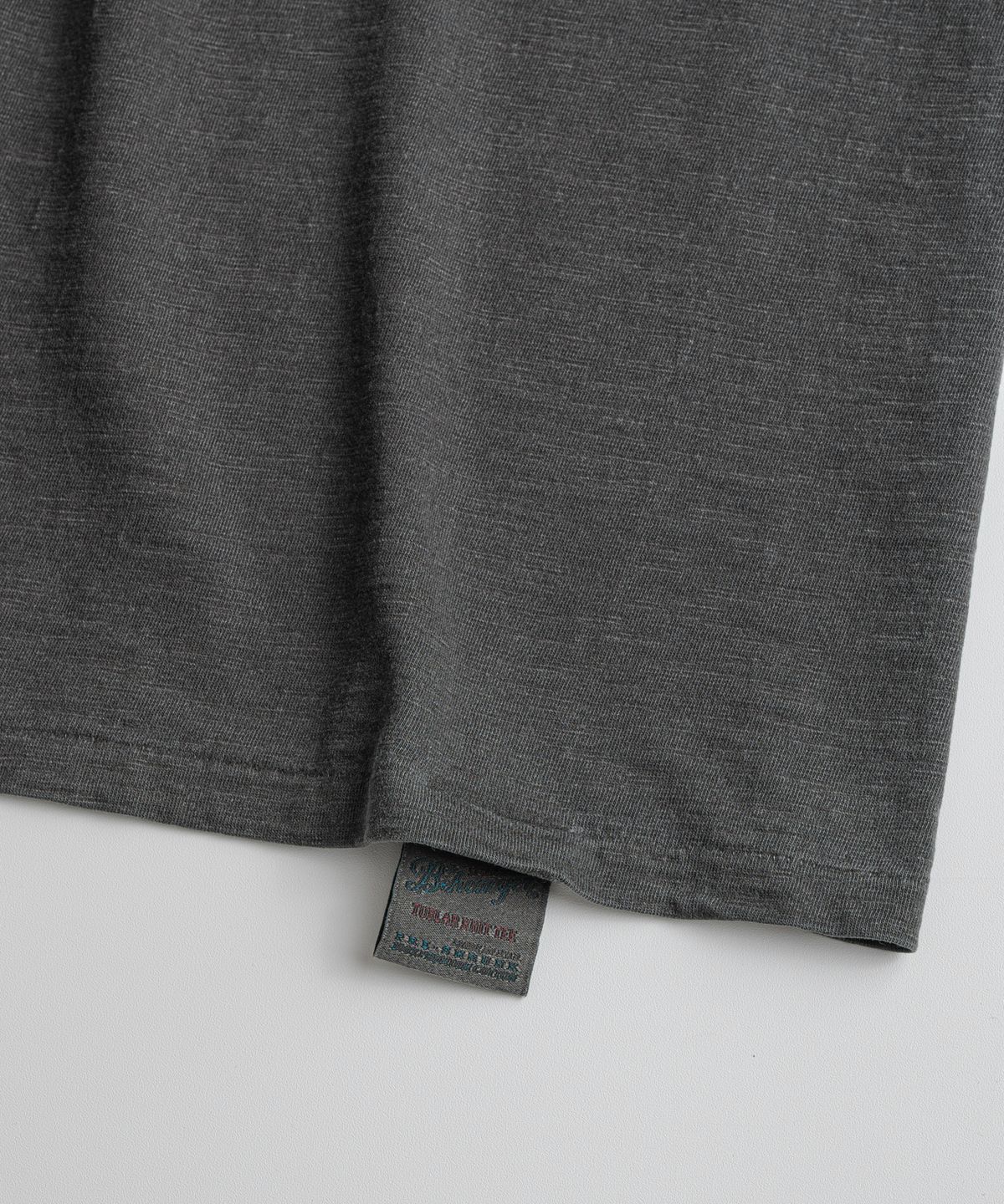 비헤비어(BEHEAVYER) [x PEANUTS] SPIKE GRAPHIC TUBLAR T-SHIRTS dust black