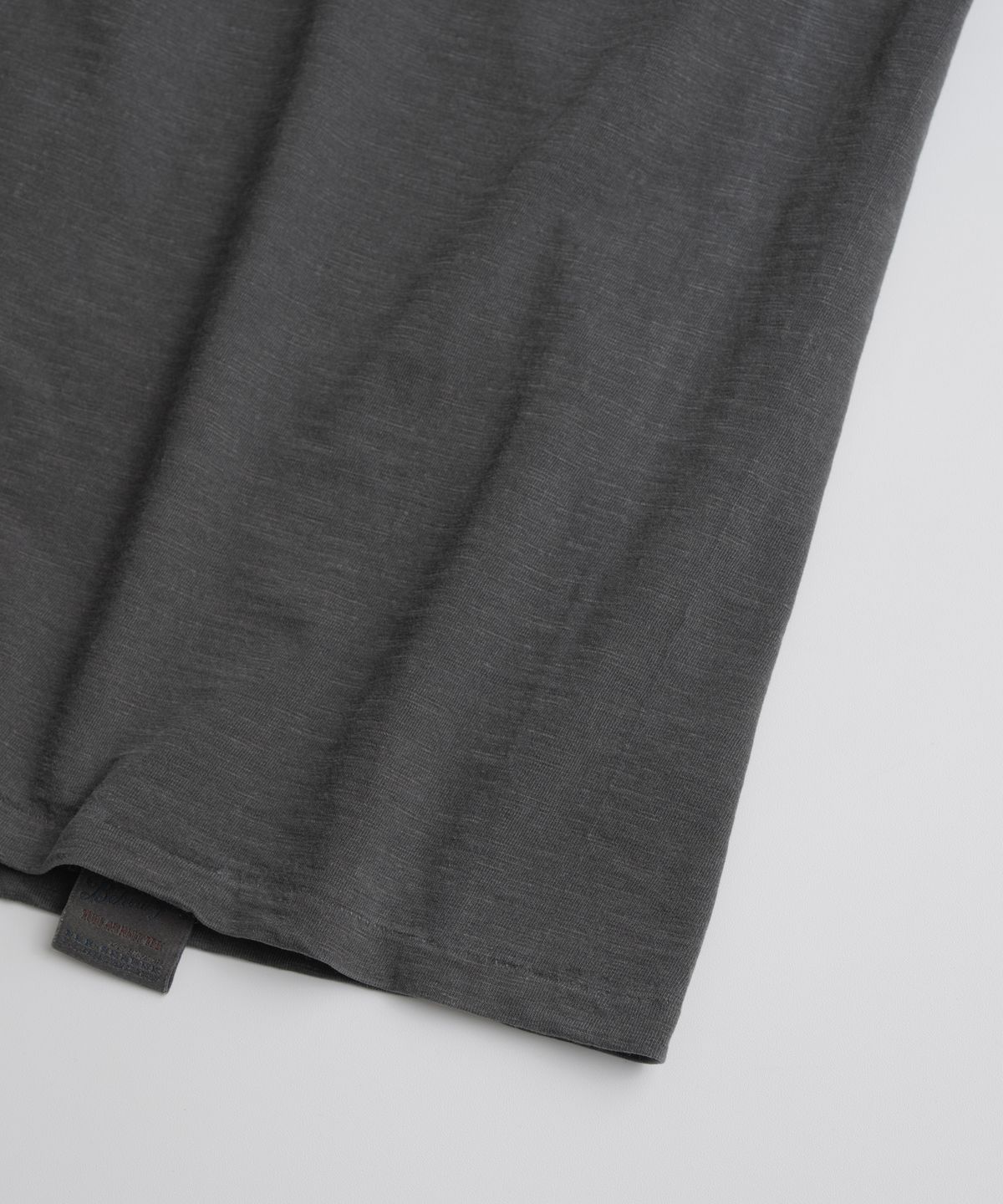 비헤비어(BEHEAVYER) [x PEANUTS] SPIKE GRAPHIC TUBLAR T-SHIRTS dust black