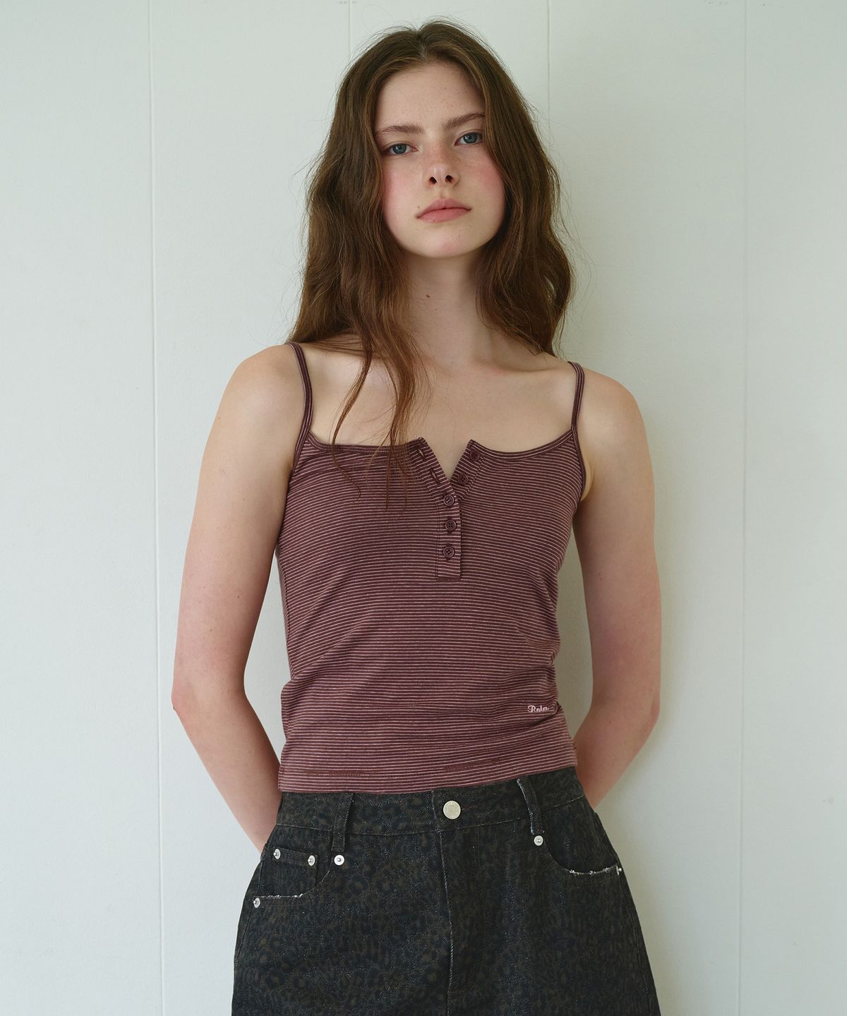 로라로라(ROLAROLA) STRIPE BUTTON SLEEVELESS BROWN