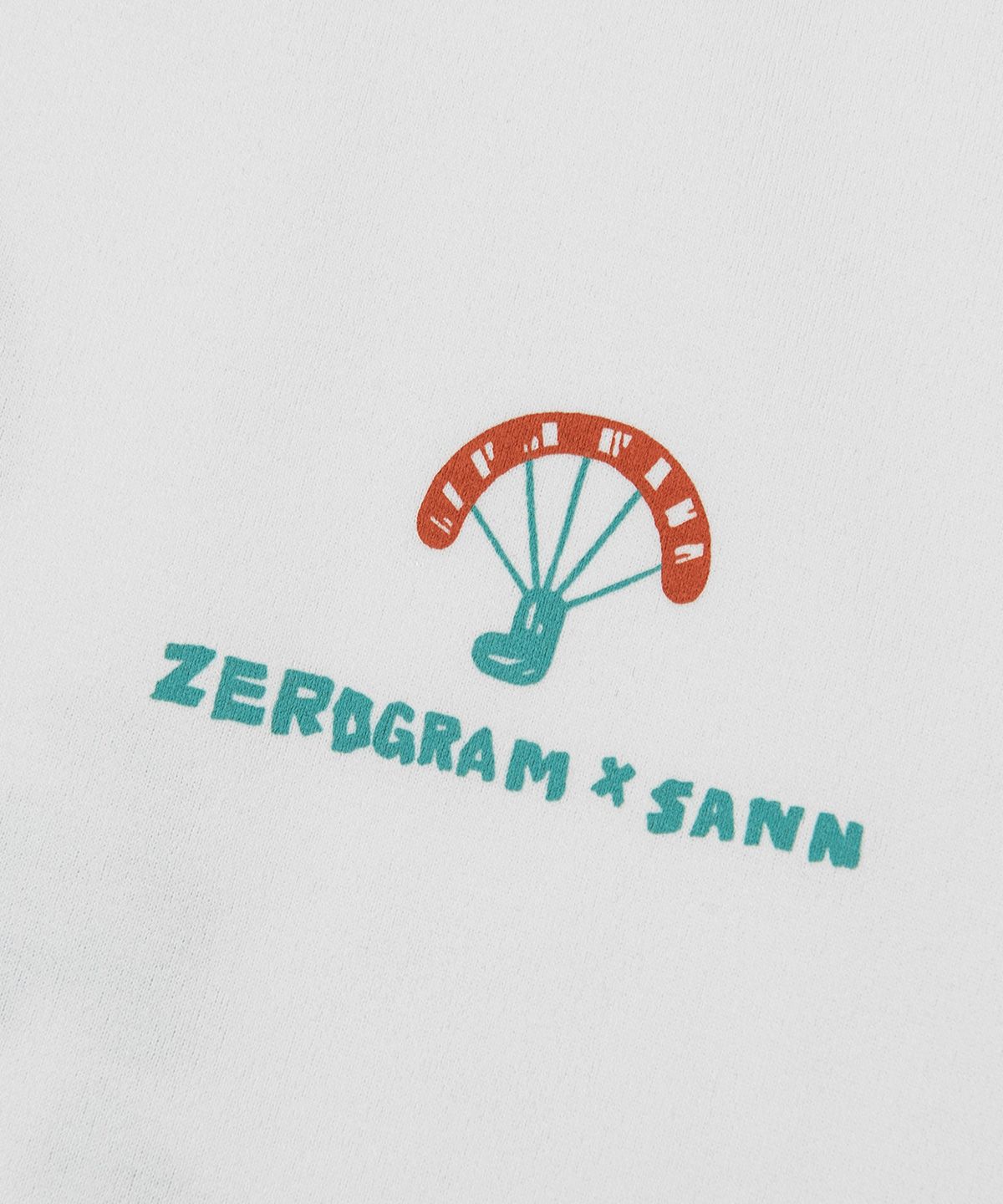 제로그램(ZEROGRAM) [ZEROGRAM X SANN] 트라이앵글 슬로건 백그래픽 티셔츠
