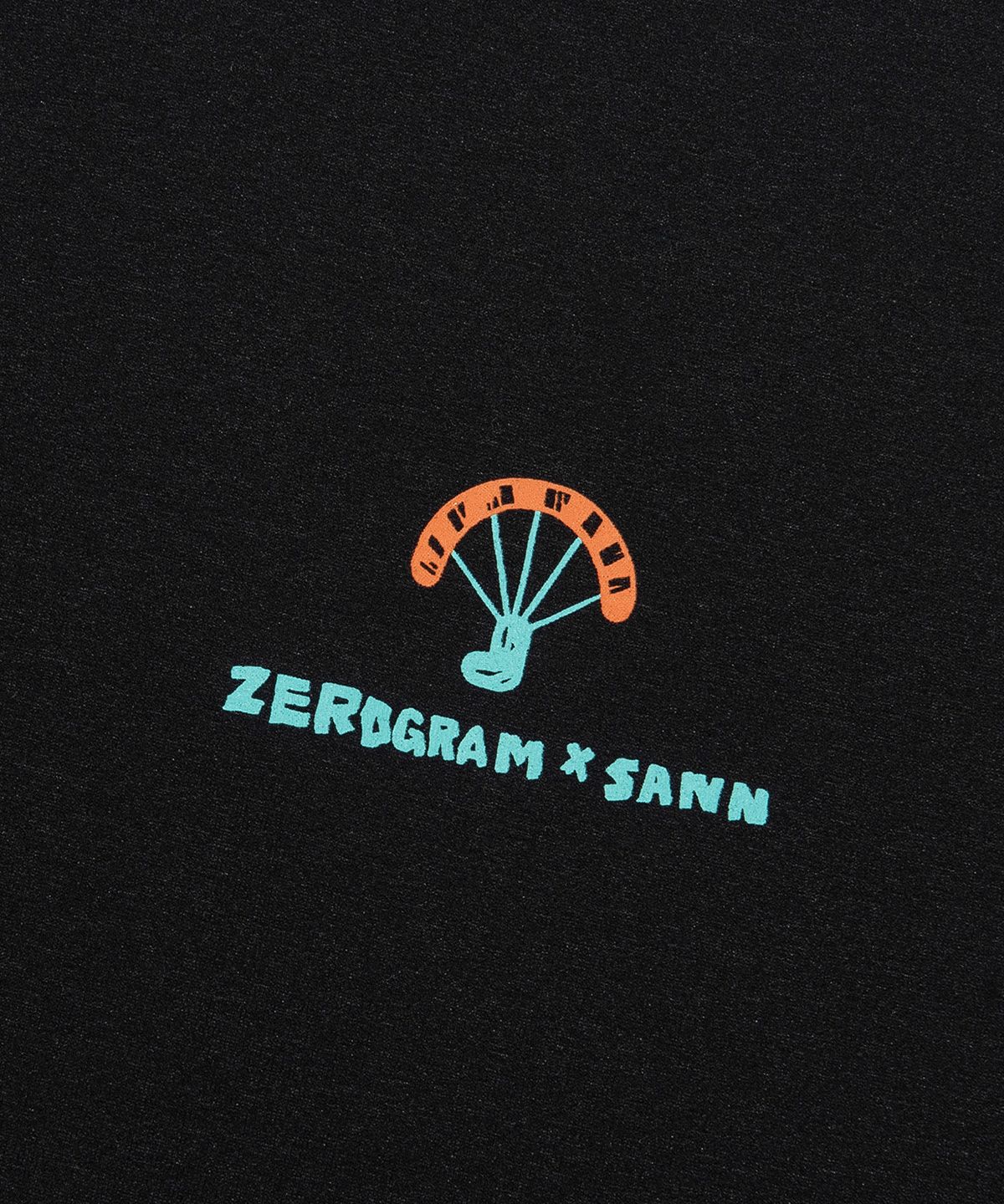 제로그램(ZEROGRAM) [ZEROGRAM X SANN] 트라이앵글 슬로건 백그래픽 티셔츠