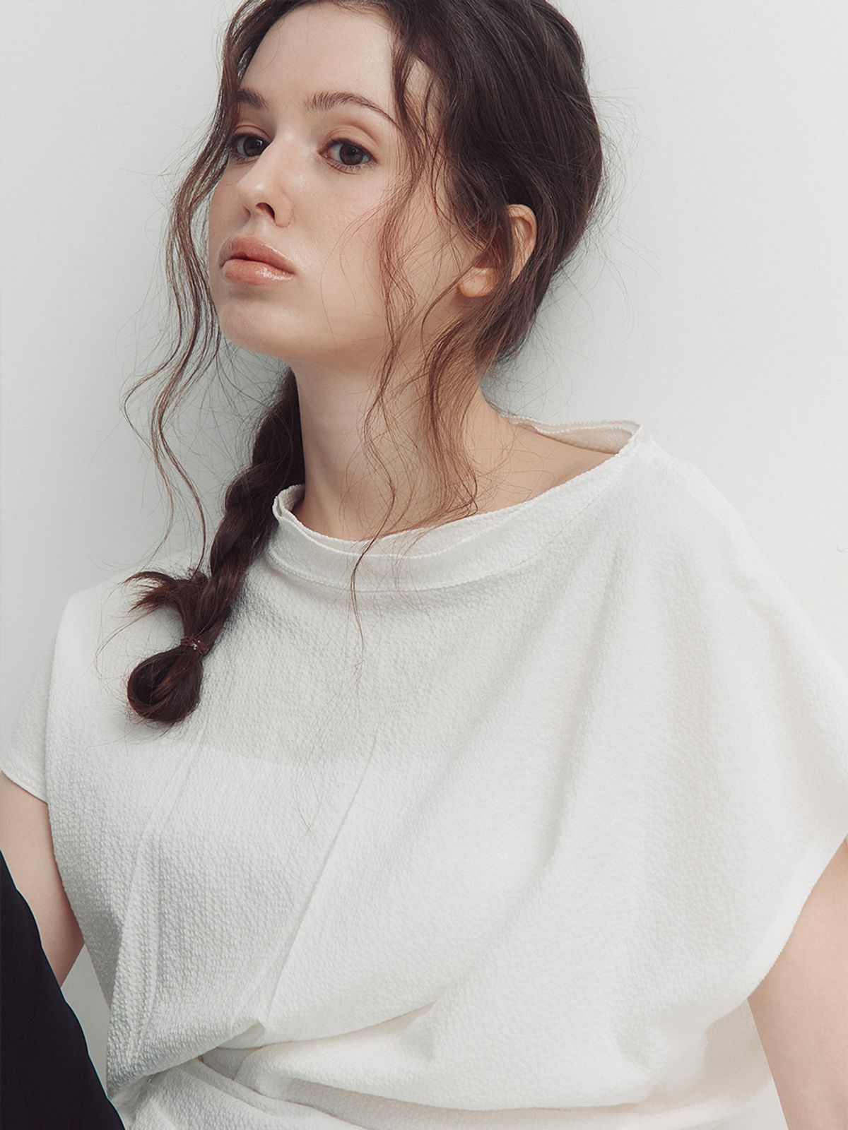 셉템버투웨니(SEPTEMBER TWENTIETH) 드레이프 하프 블라우스 (White)