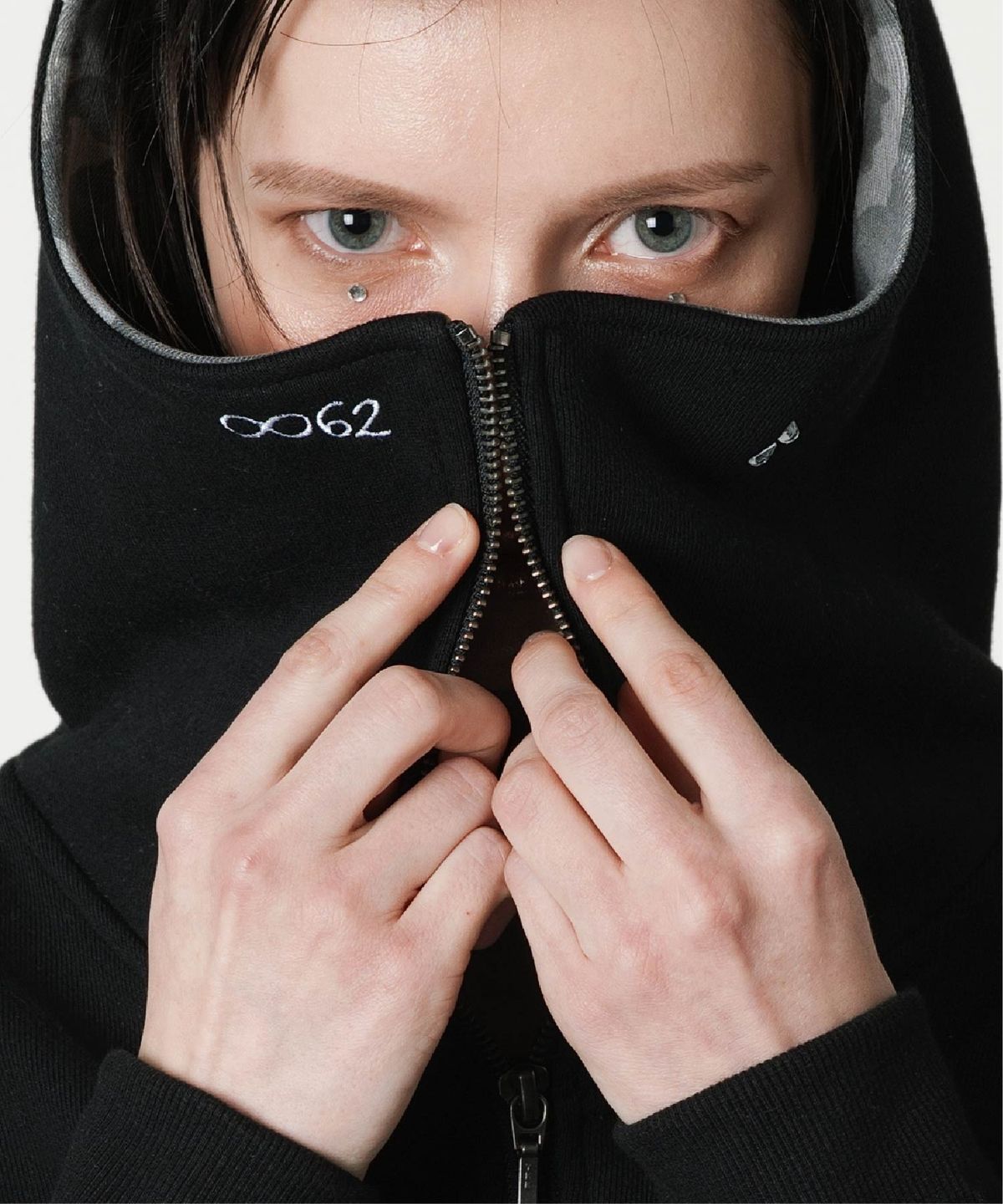 공공육이(GONGGONGYUKYI) Pulldown cropped Helmet hoodie
