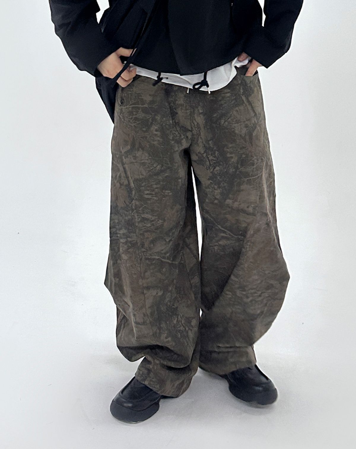 무건(MUGON) 카모 커브드 밴딩  팬츠 _카키