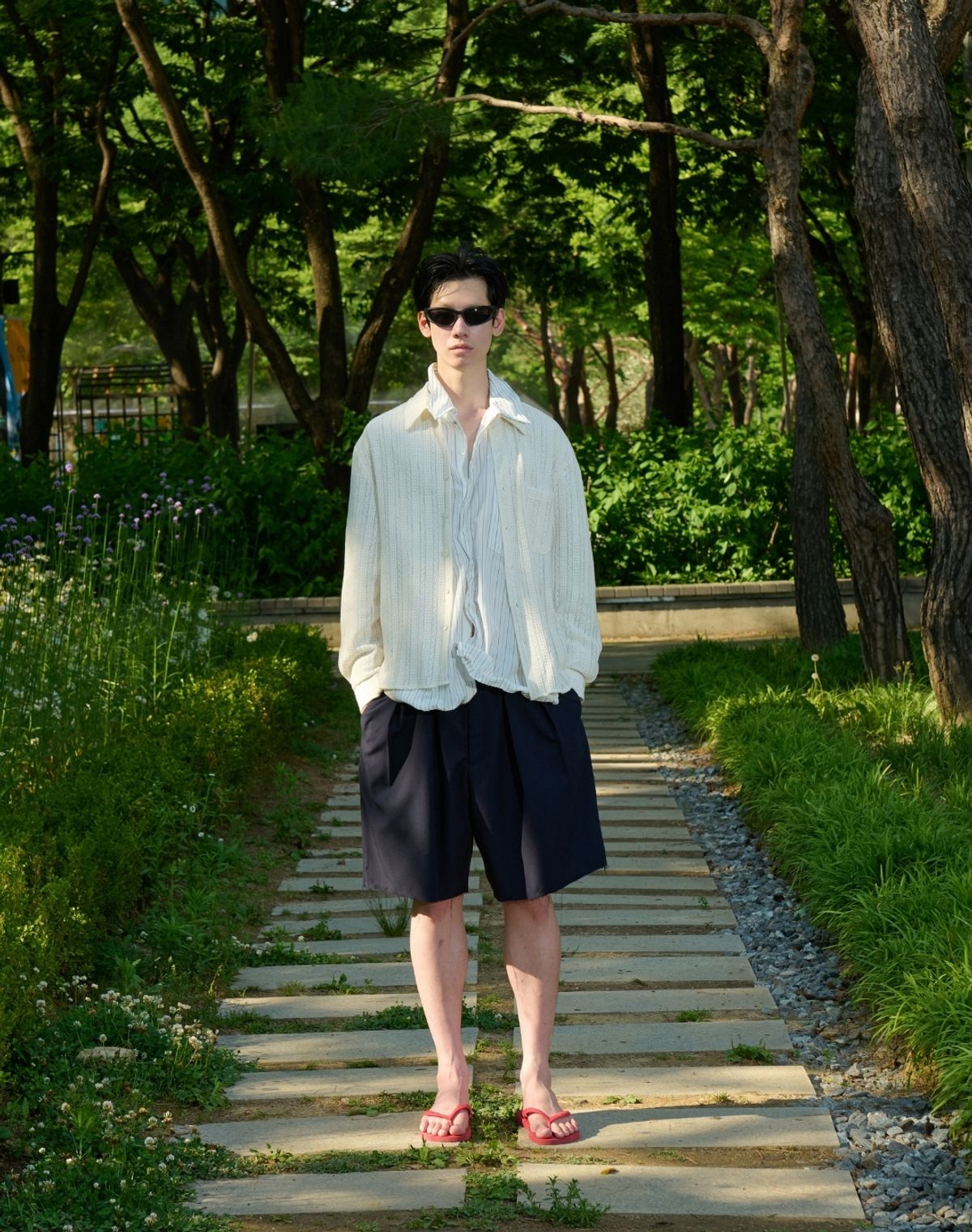 오디너리피플(ORDINARY PEOPLE) RE : CLASSIC SILK REFINED RAW BERMUDA PANTS [NAVY]