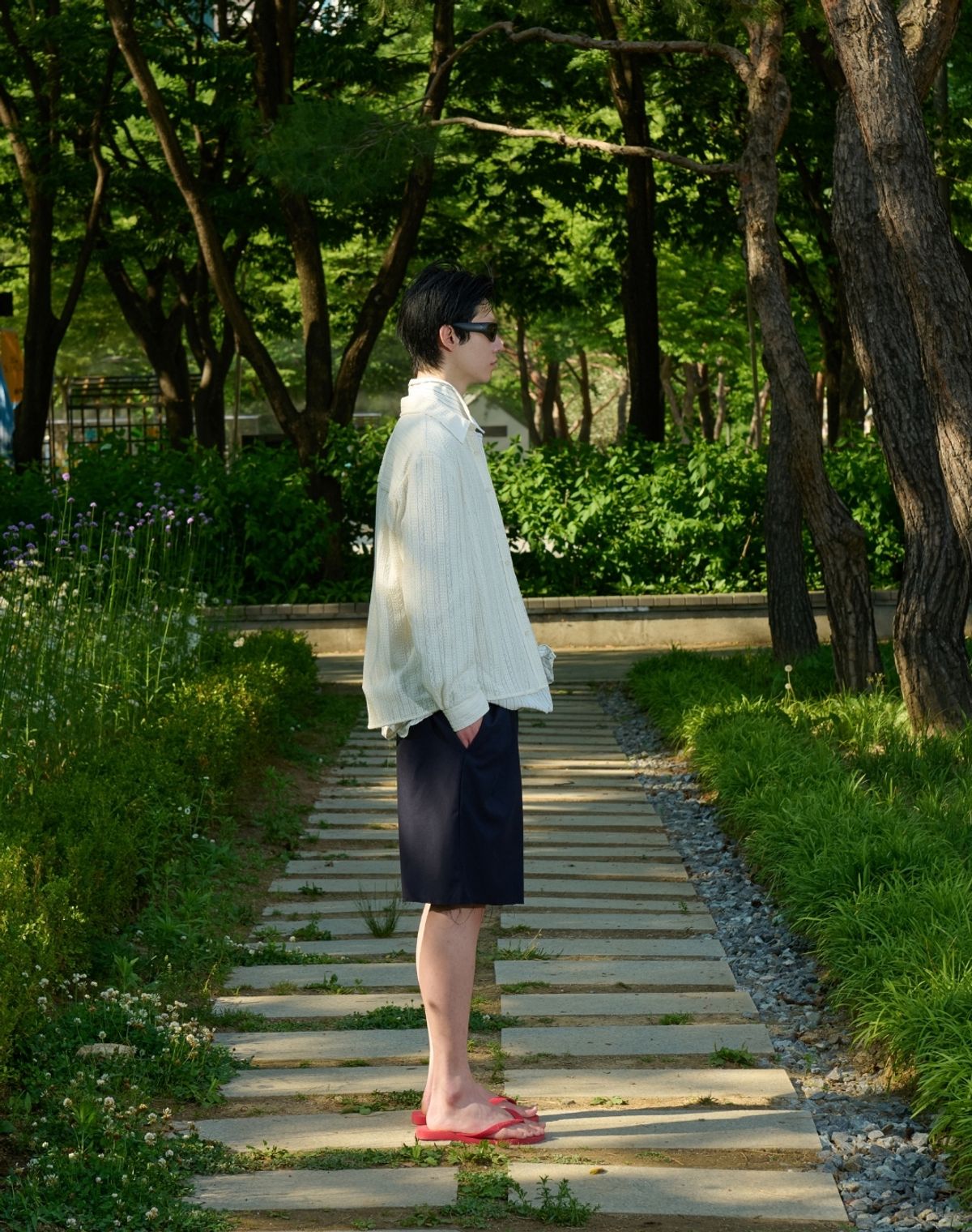 오디너리피플(ORDINARY PEOPLE) RE : CLASSIC SILK REFINED RAW BERMUDA PANTS [NAVY]