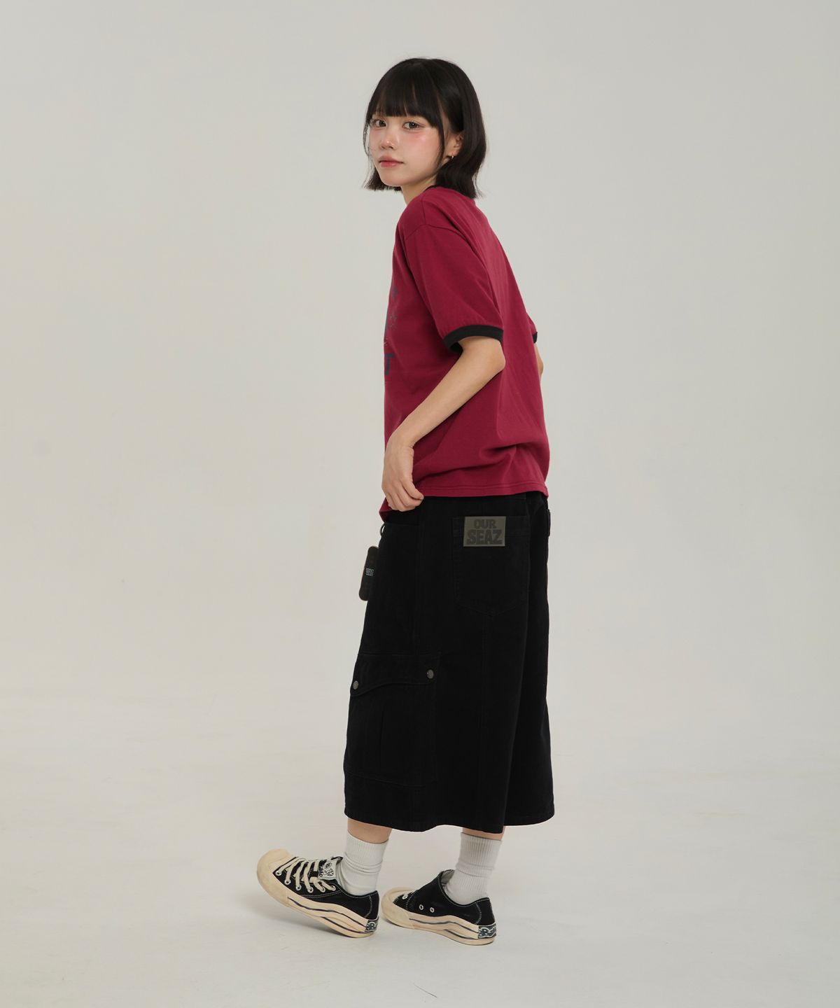 아워시즈(OURSEAZ) 백 라벨 카고 버뮤다 팬츠 - 블랙