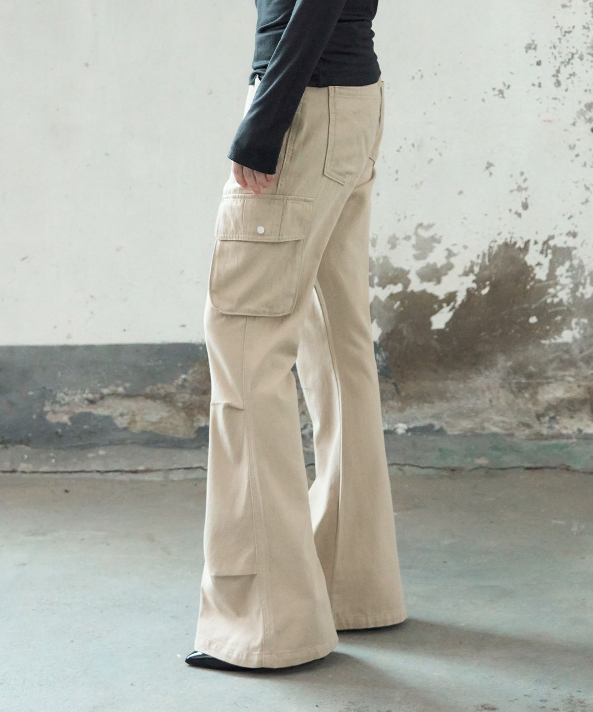 레더리(LEATHERY) 스터드 코튼 카고 부츠컷 팬츠 [BEIGE]