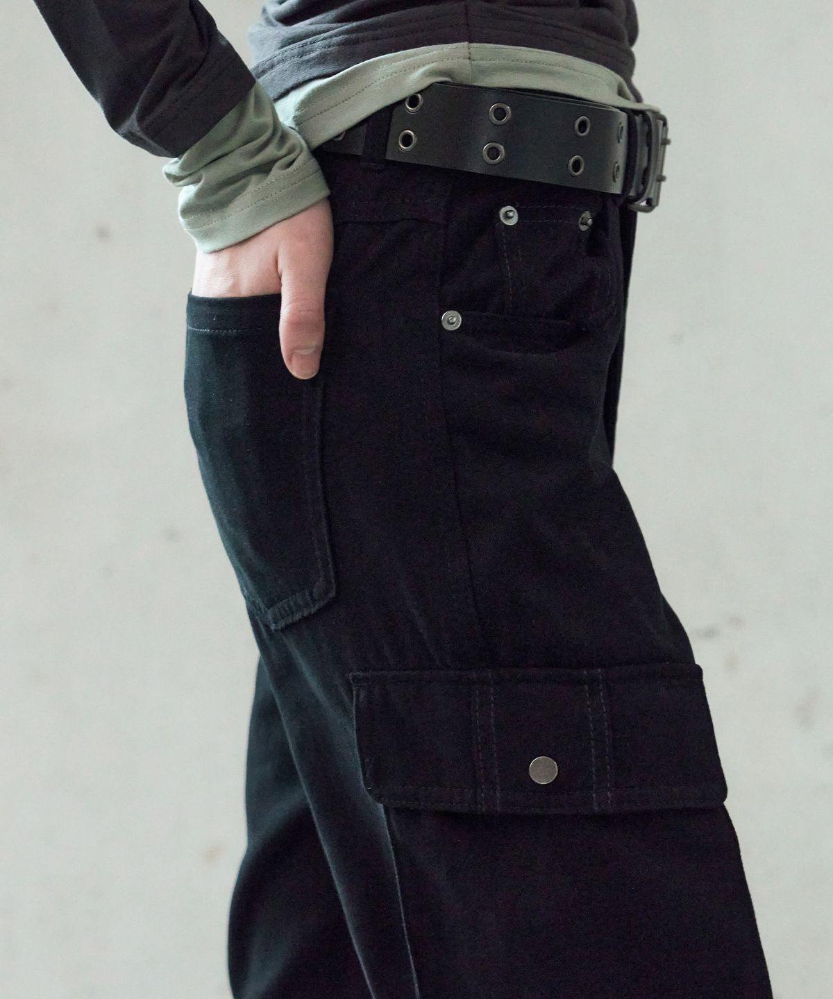 레더리(LEATHERY) 스터드 코튼 카고 부츠컷 팬츠 [BLACK]