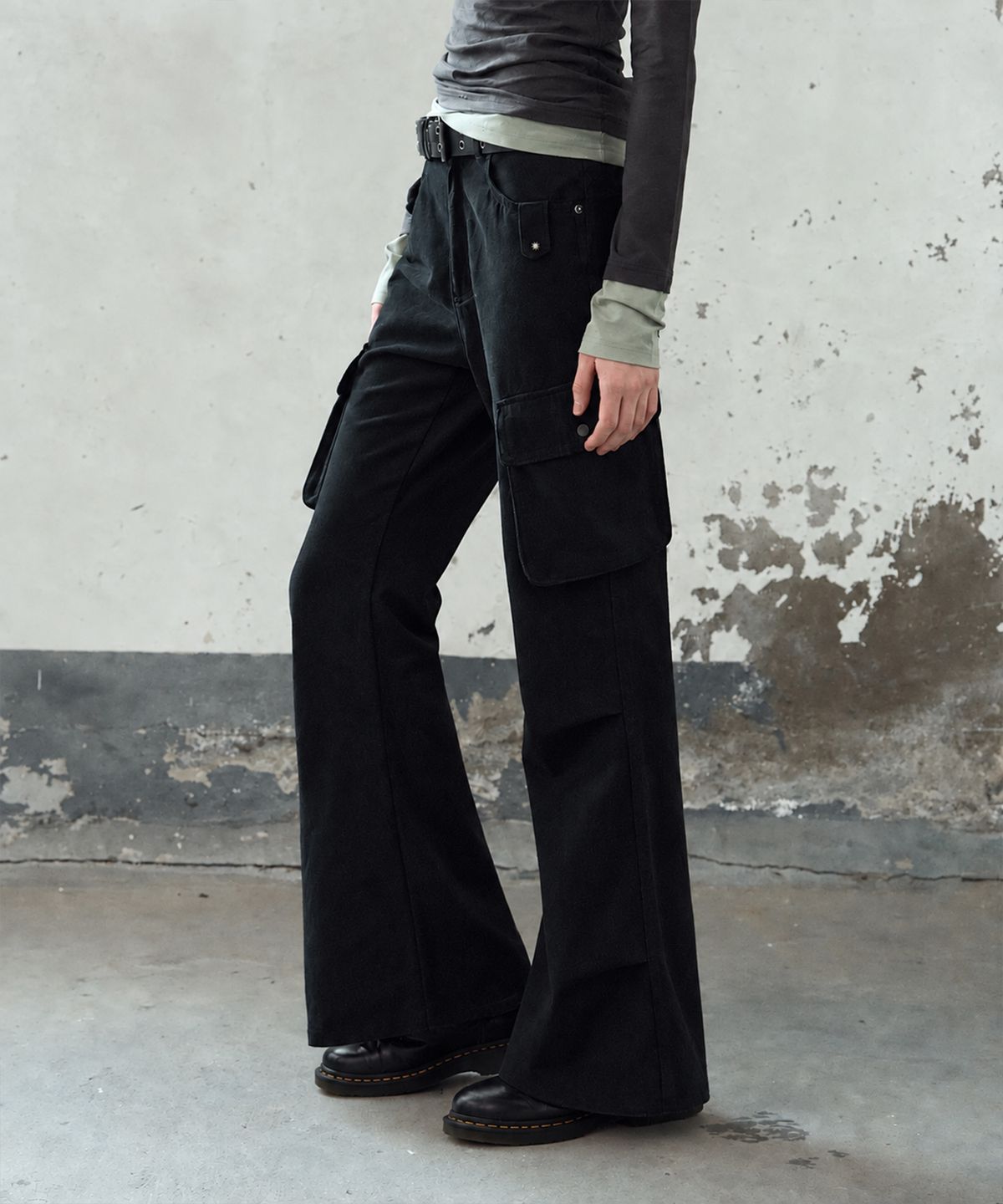 레더리(LEATHERY) 스터드 코튼 카고 부츠컷 팬츠 [BLACK]