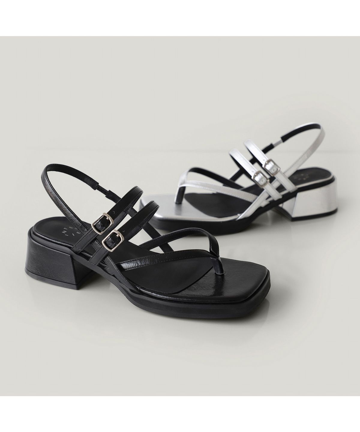 엘칸토(ELCANTO) 인텐스 여성 멀티 버클 플리플랍형 미드힐 샌들 4cm LCWW24I626