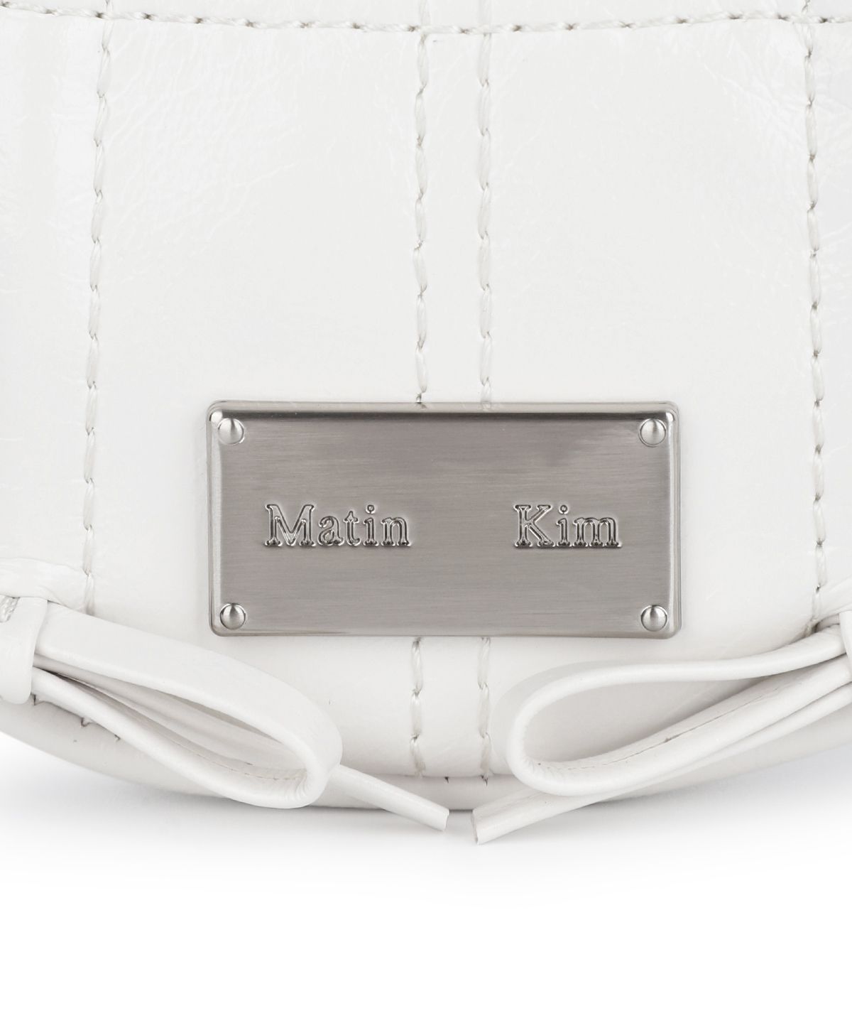 마뗑킴(MATIN KIM) HALF SHIRRING RIBBON CHARM IN IVORY