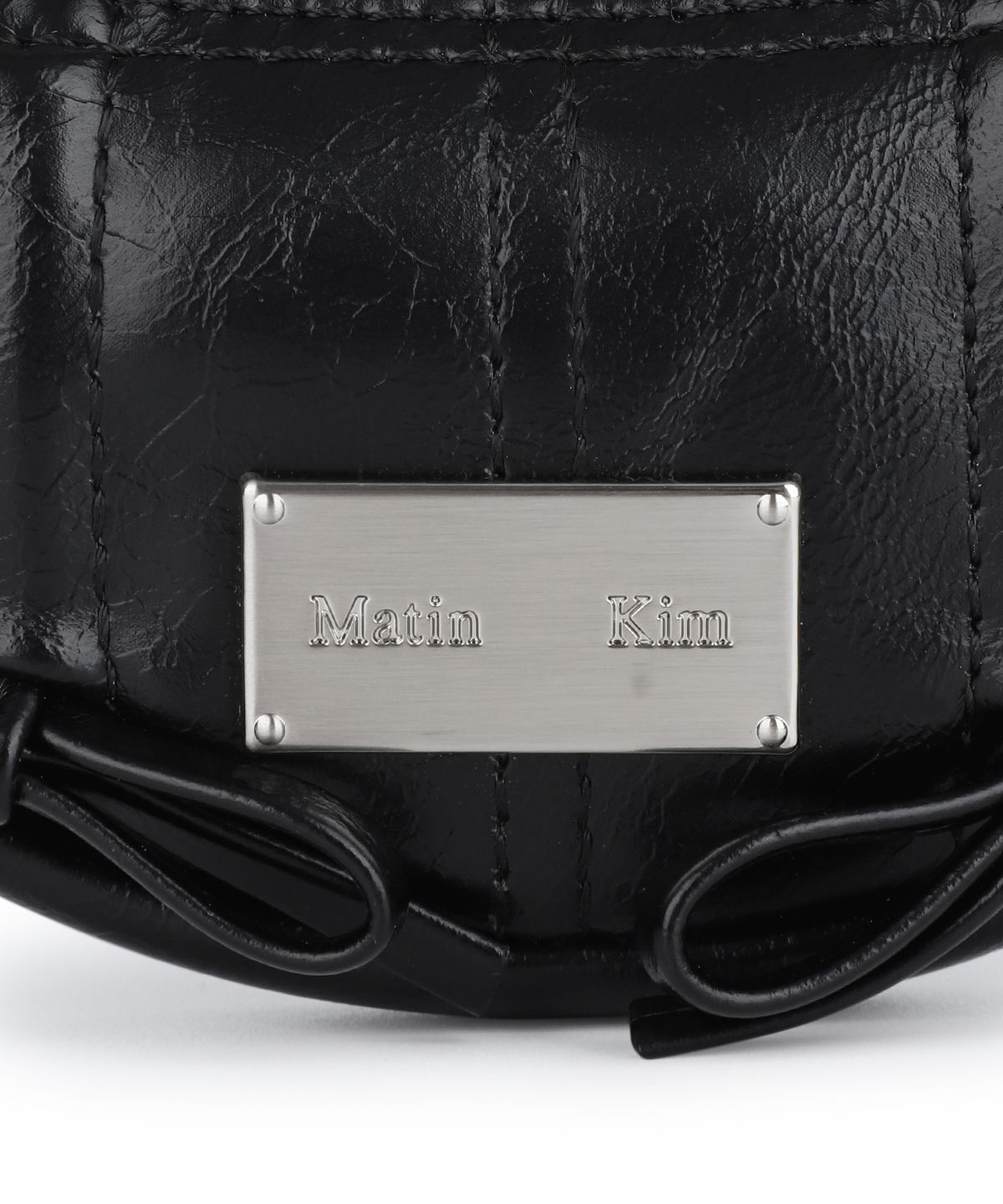 마뗑킴(MATIN KIM) HALF SHIRRING RIBBON CHARM IN BLACK