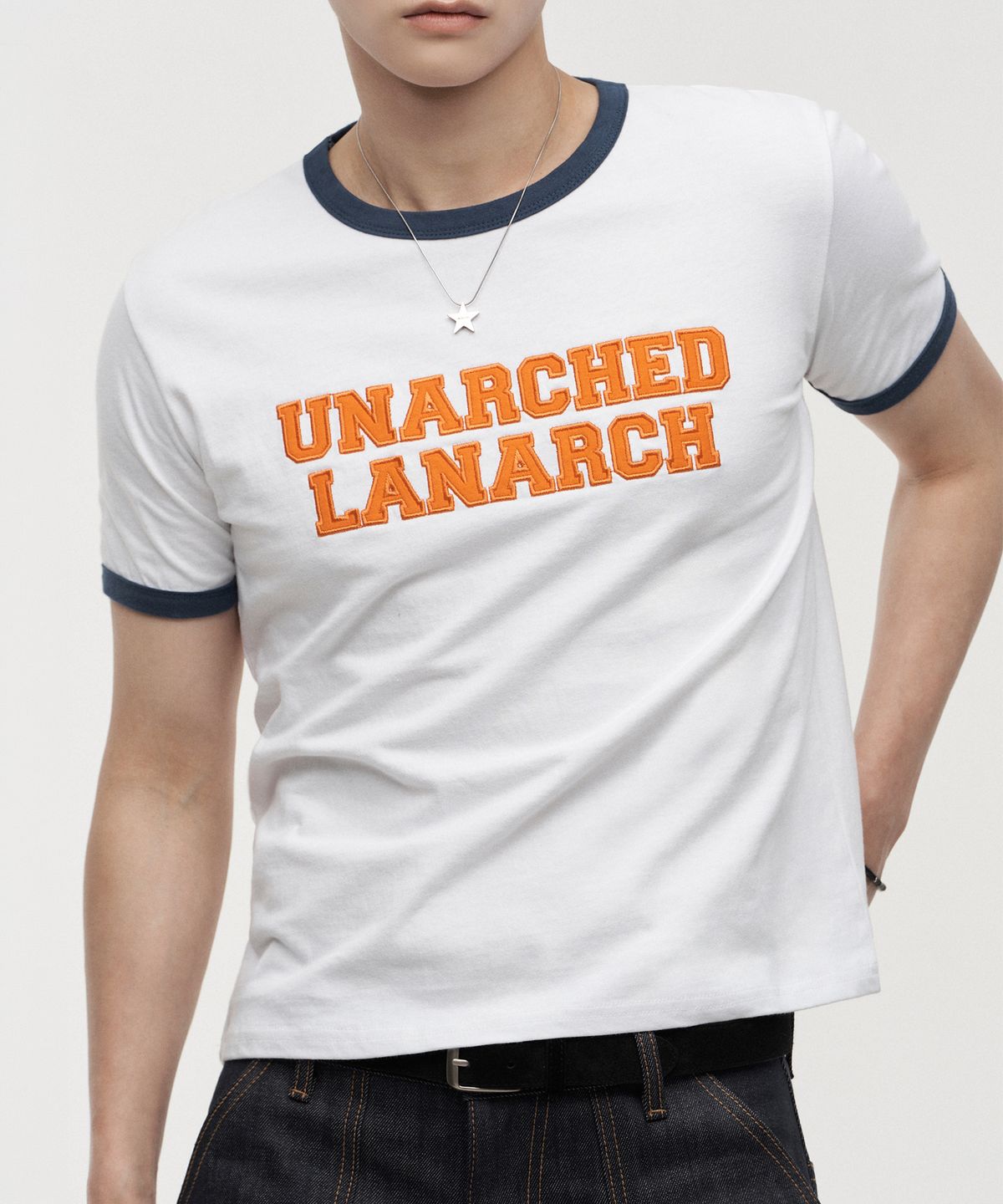 랜 아카이브(LANARCHIVE) [0135] 레터링 아플리케 링거 티셔츠 - 아이보리