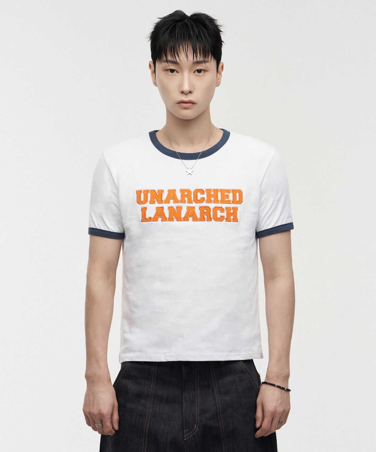 랜 아카이브(LANARCHIVE) [0135] 레터링 아플리케 링거 티셔츠 - 아이보리