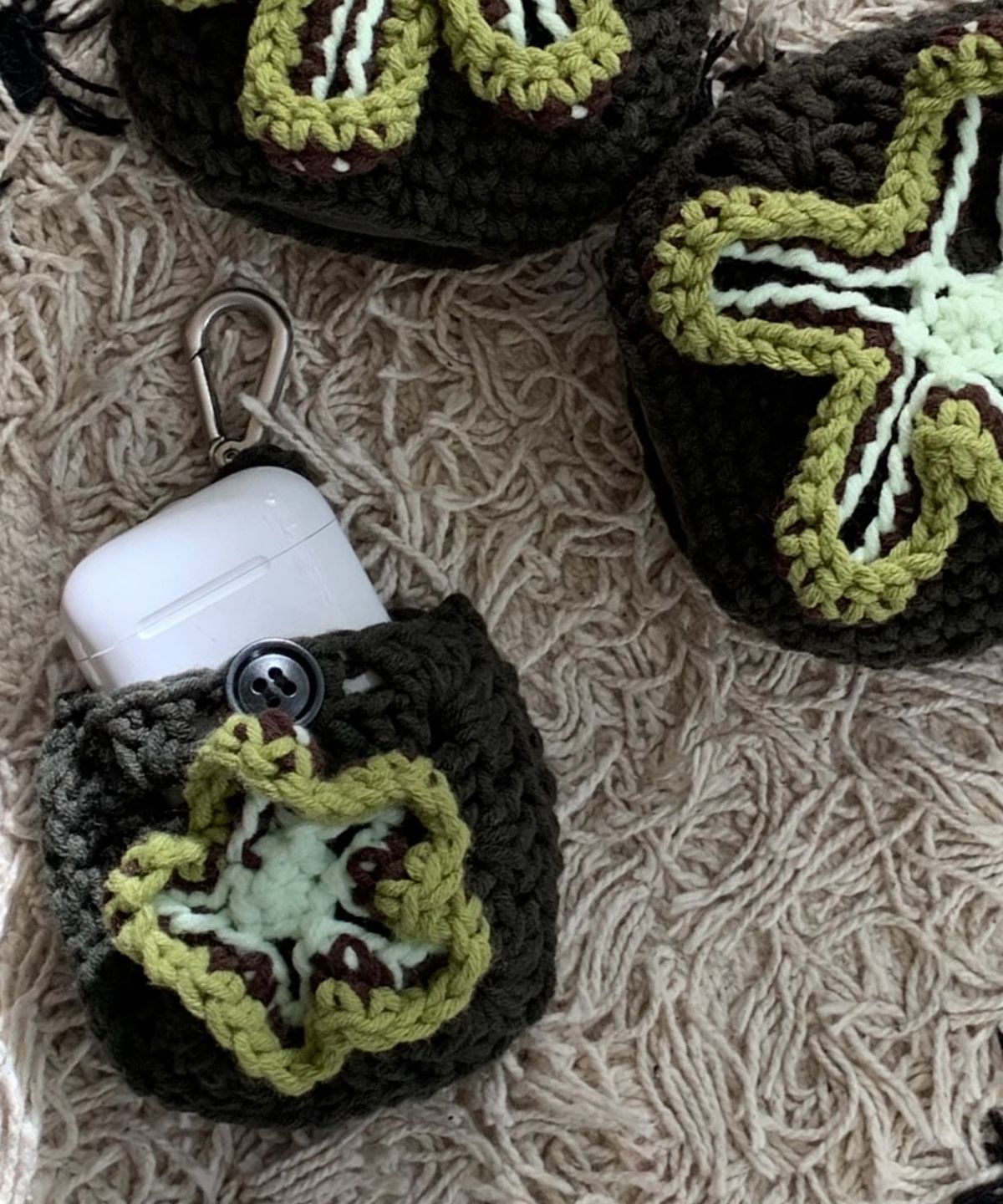 이우가마카라스(IUGAMAKARAS) Crochet Mini Pouch (Avocado)