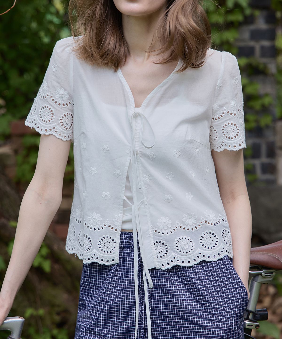 로브로브(LOVLOV) 아일렛 웨이브 로브 블라우스_IVORY