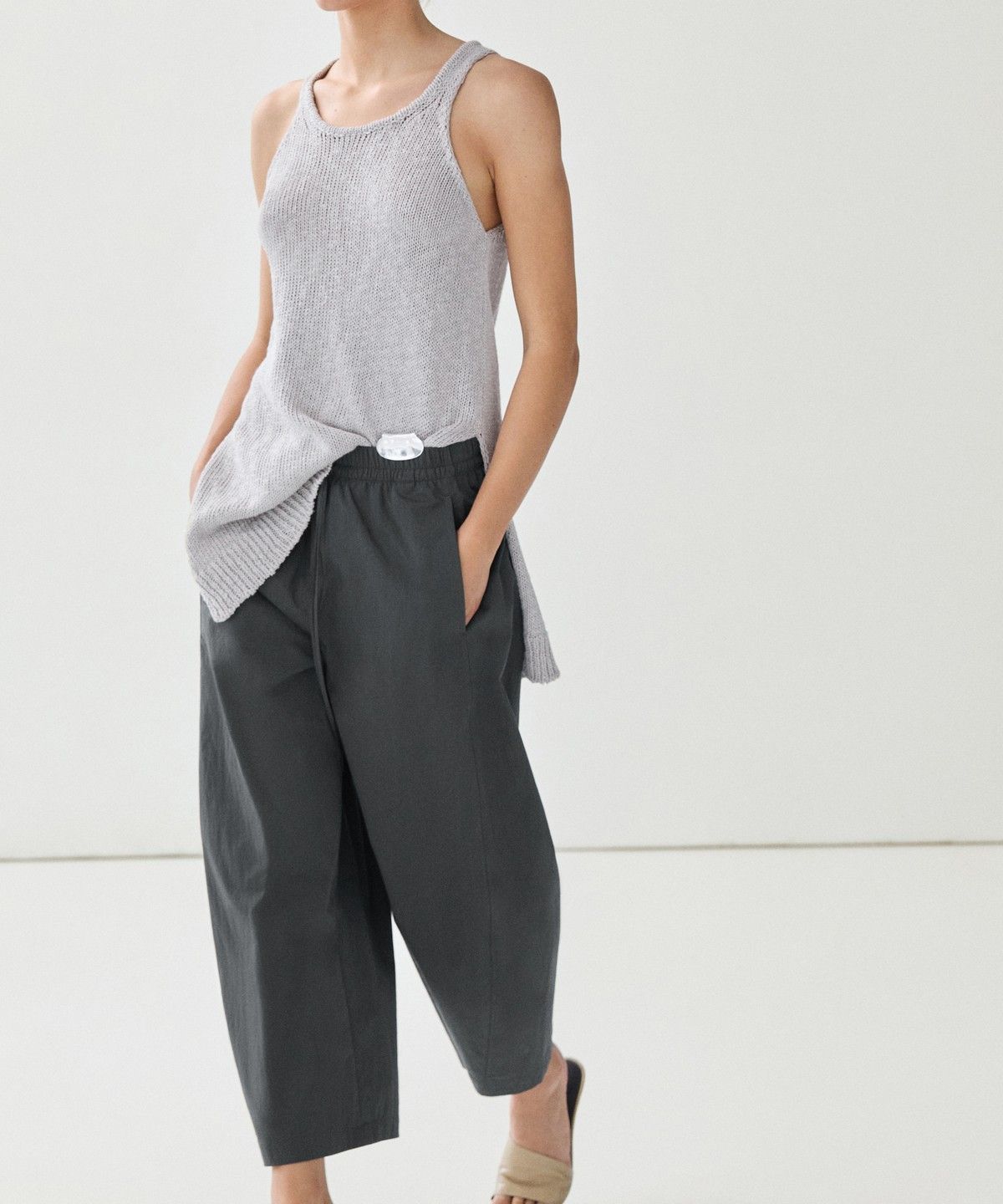 마시모두띠(MASSIMO DUTTI) 크롭 테크니컬 배럴 팬츠