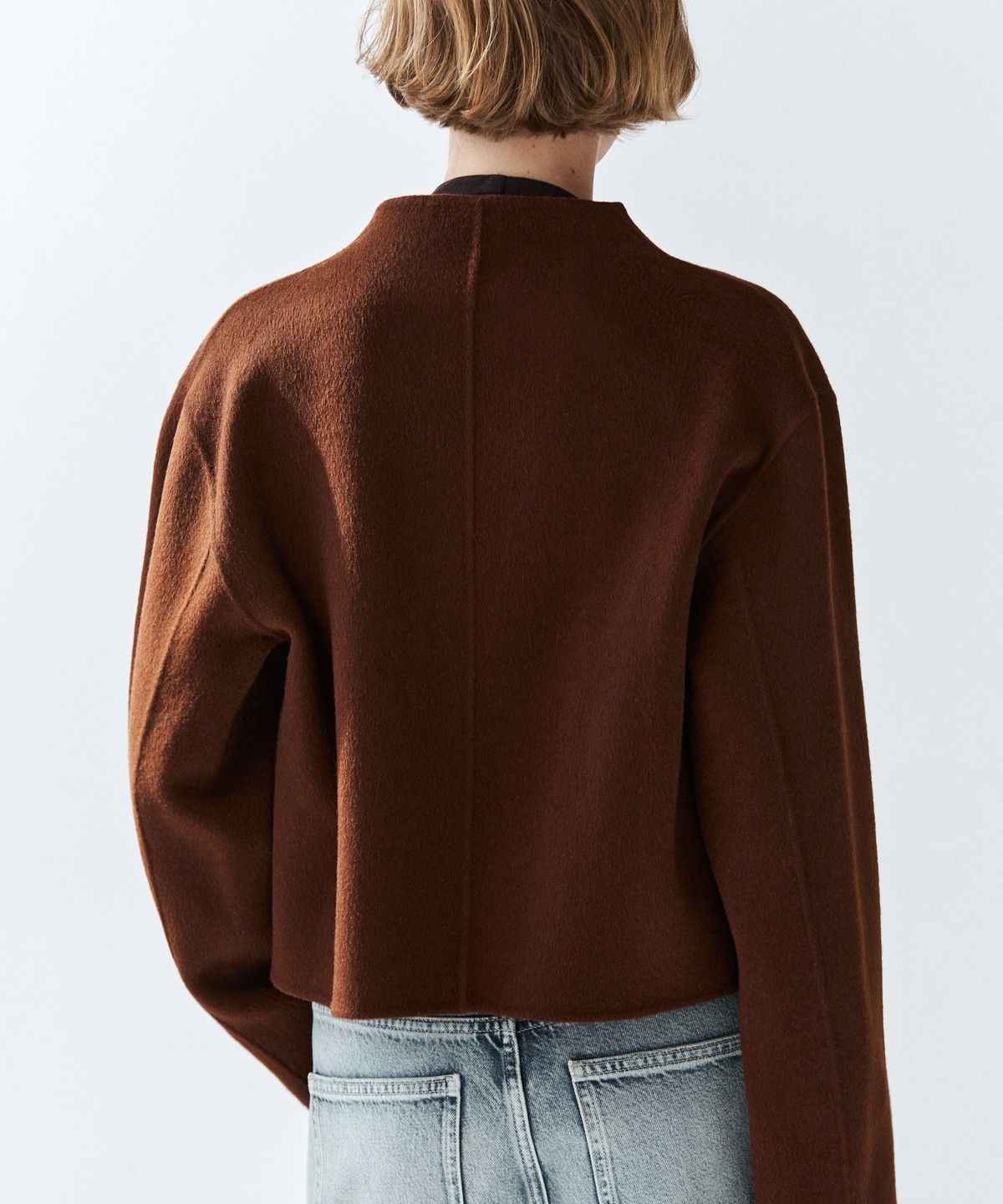 마시모두띠(MASSIMO DUTTI) 버튼 디테일 케이프 재킷