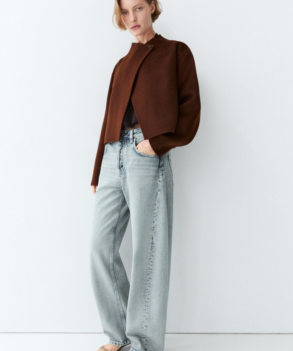 마시모두띠(MASSIMO DUTTI) 버튼 디테일 케이프 재킷