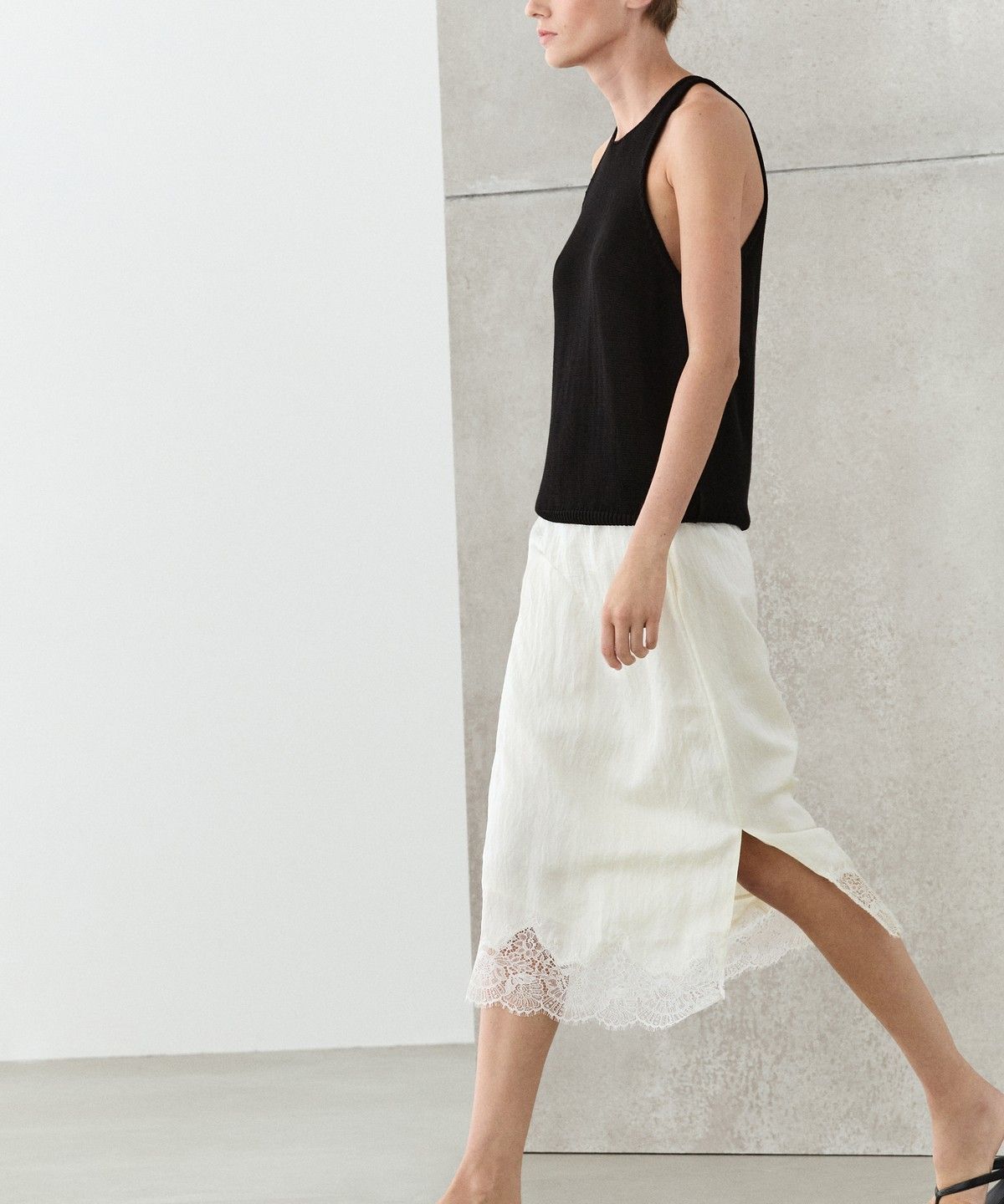 마시모두띠(MASSIMO DUTTI) 플루이드 미디 스커트에 레이스 디테일