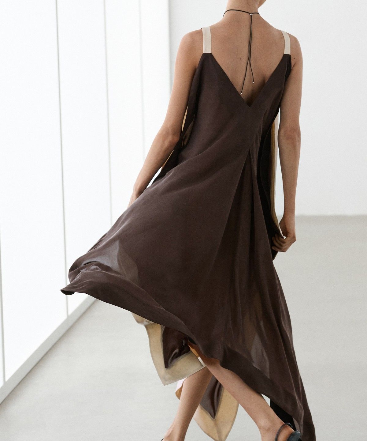 마시모두띠(MASSIMO DUTTI) 배색 디테일 플루이드 미디 원피스