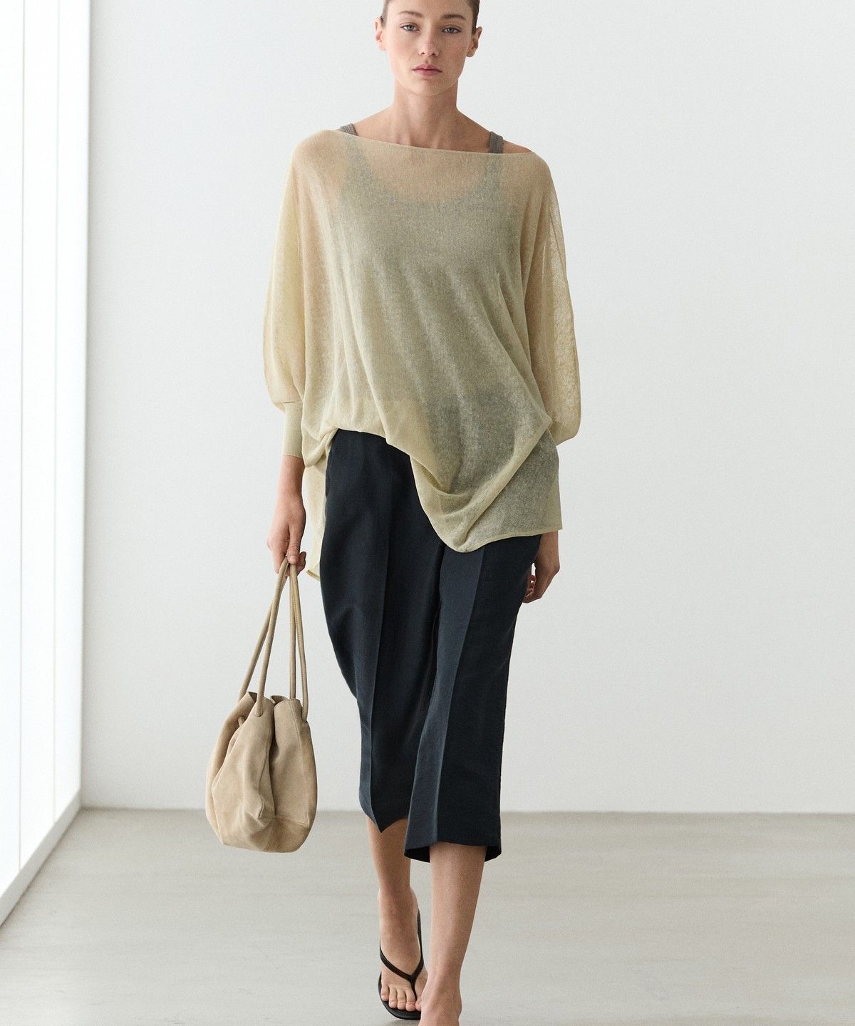 마시모두띠(MASSIMO DUTTI) 린넨 블렌드 케이프 스타일 플루이드 스웨터