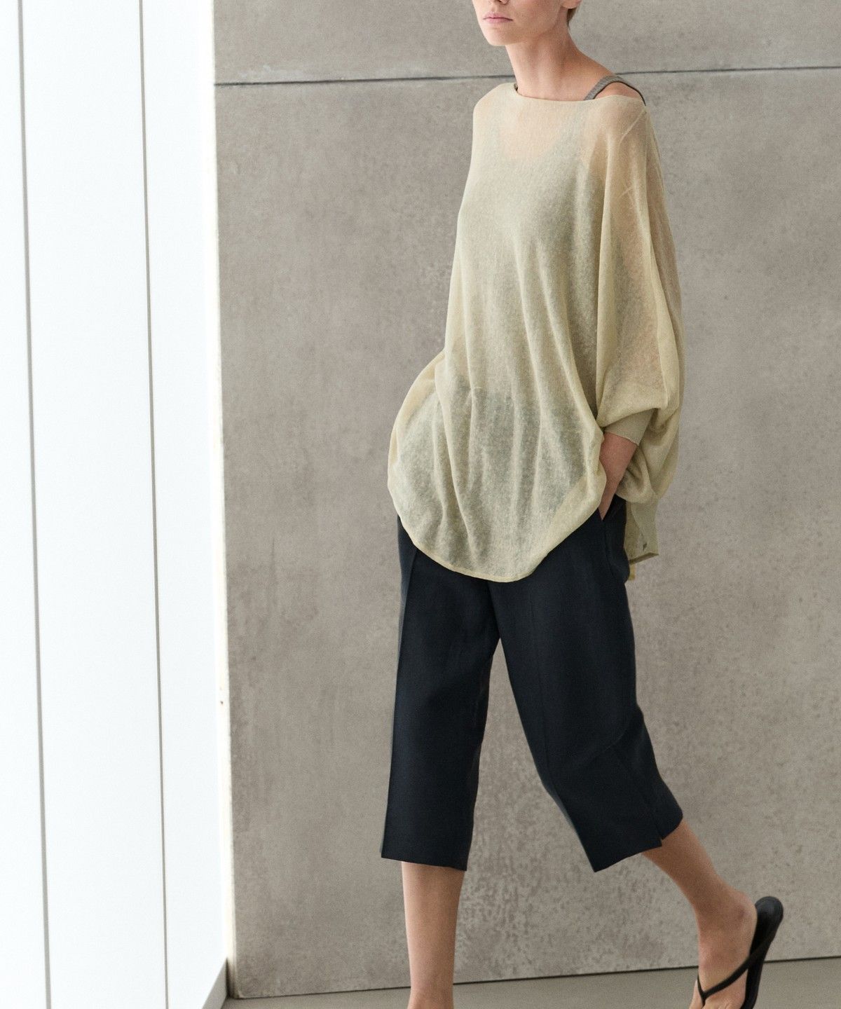 마시모두띠(MASSIMO DUTTI) 린넨 블렌드 케이프 스타일 플루이드 스웨터