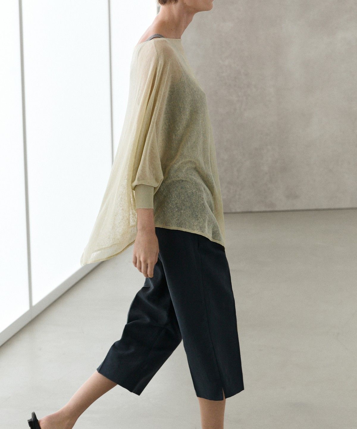 마시모두띠(MASSIMO DUTTI) 린넨 블렌드 케이프 스타일 플루이드 스웨터