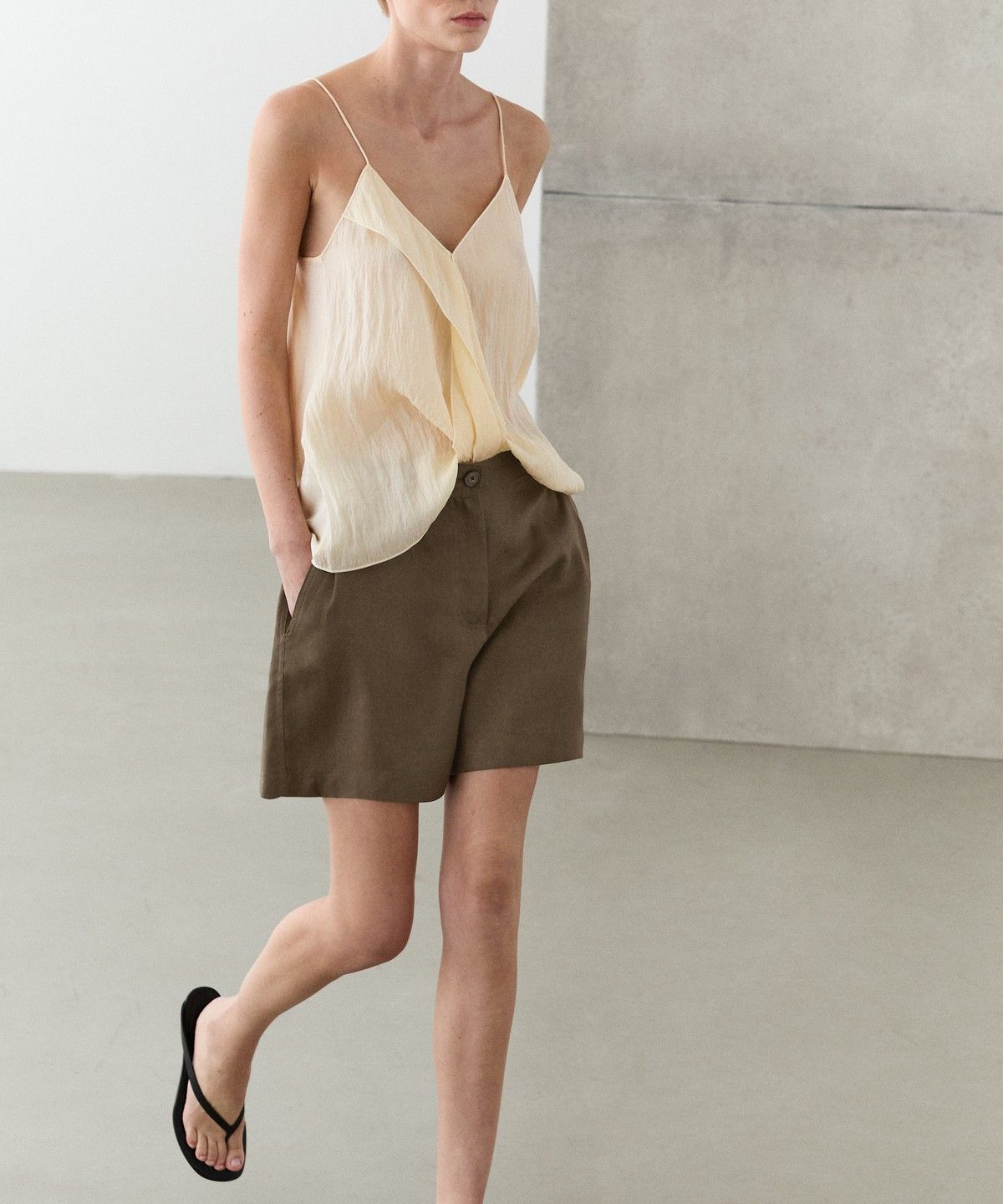 마시모두띠(MASSIMO DUTTI) 100% 린넨 플리츠 쇼츠