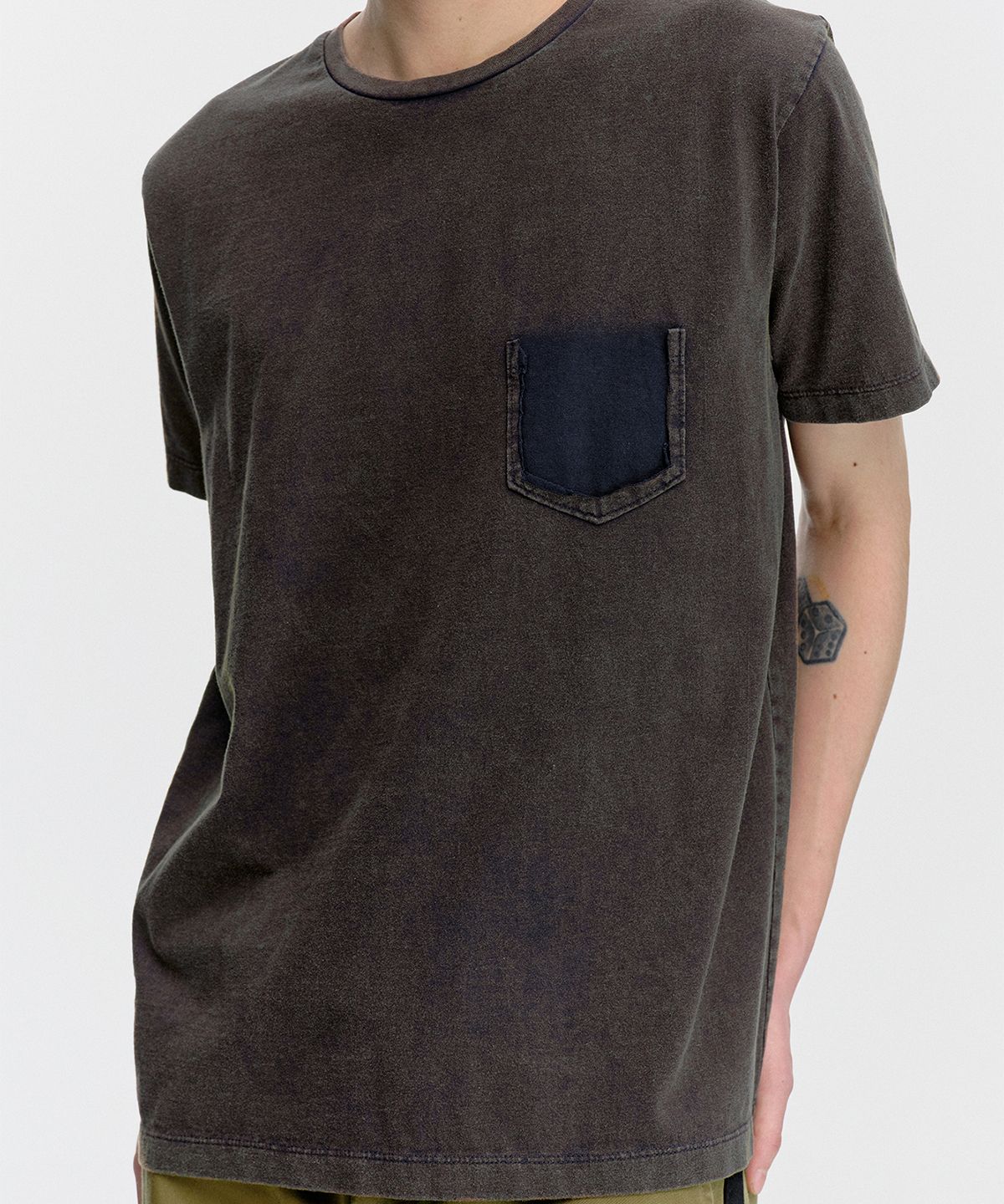 서피스에디션(SURFACE EDITION) LOST POCKET T-SHIRT OXIDE NAVY