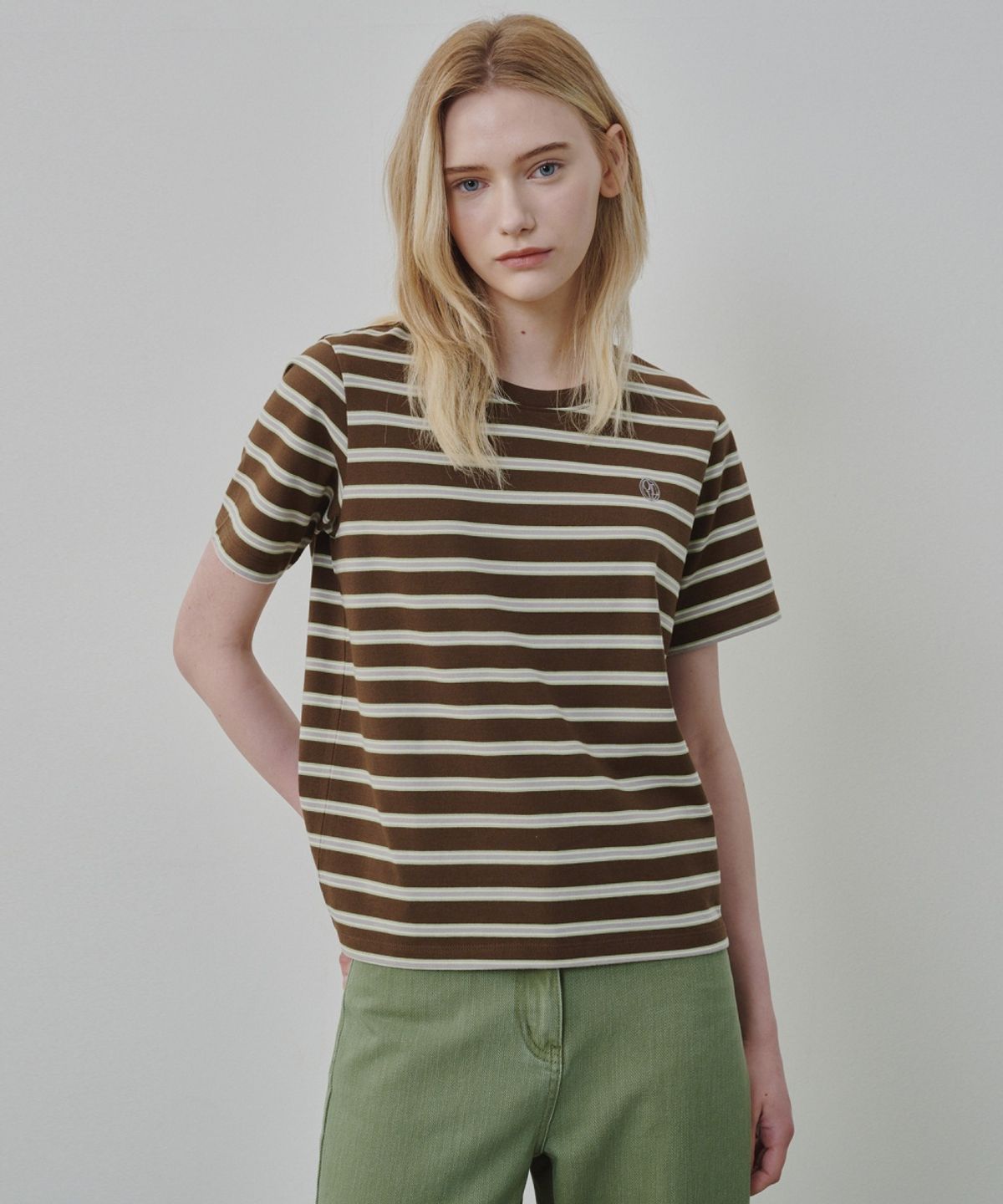 올리브 데 올리브(OLIVE DES OLIVE) 멀티 스트라이프 로고 자수 티셔츠 OW6ME6160