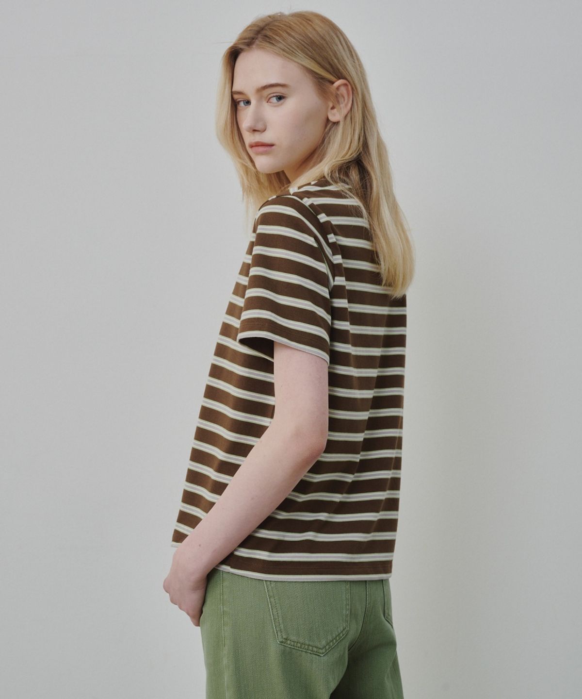 올리브 데 올리브(OLIVE DES OLIVE) 멀티 스트라이프 로고 자수 티셔츠 OW6ME6160