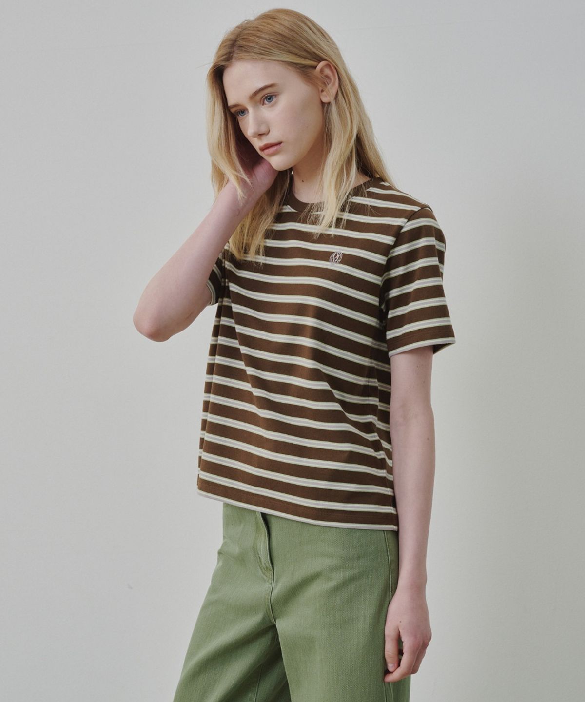 올리브 데 올리브(OLIVE DES OLIVE) 멀티 스트라이프 로고 자수 티셔츠 OW6ME6160