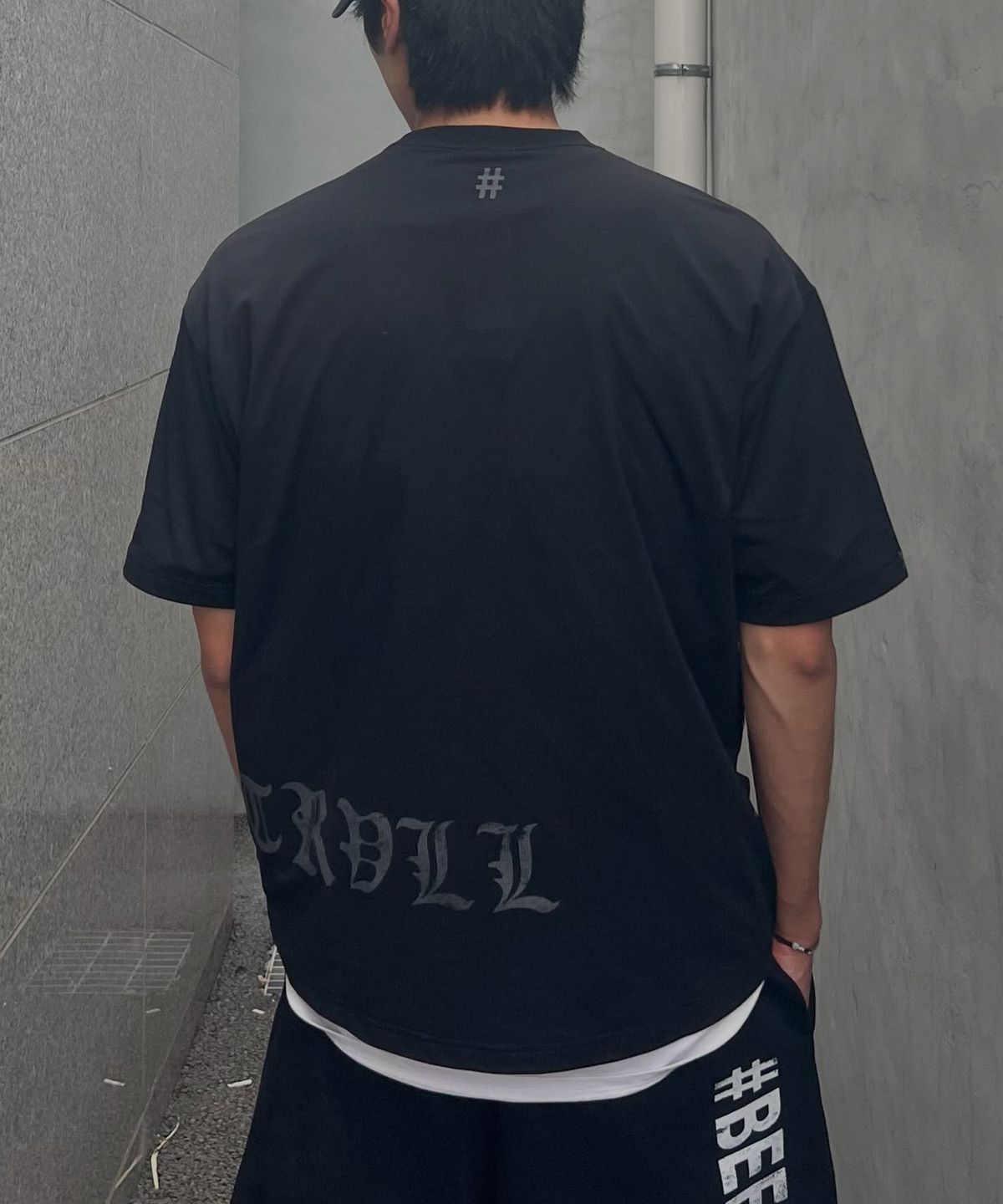 빈트릴(BEENTRILL) 고딕 레터링 오버핏 메쉬 티셔츠(블랙)