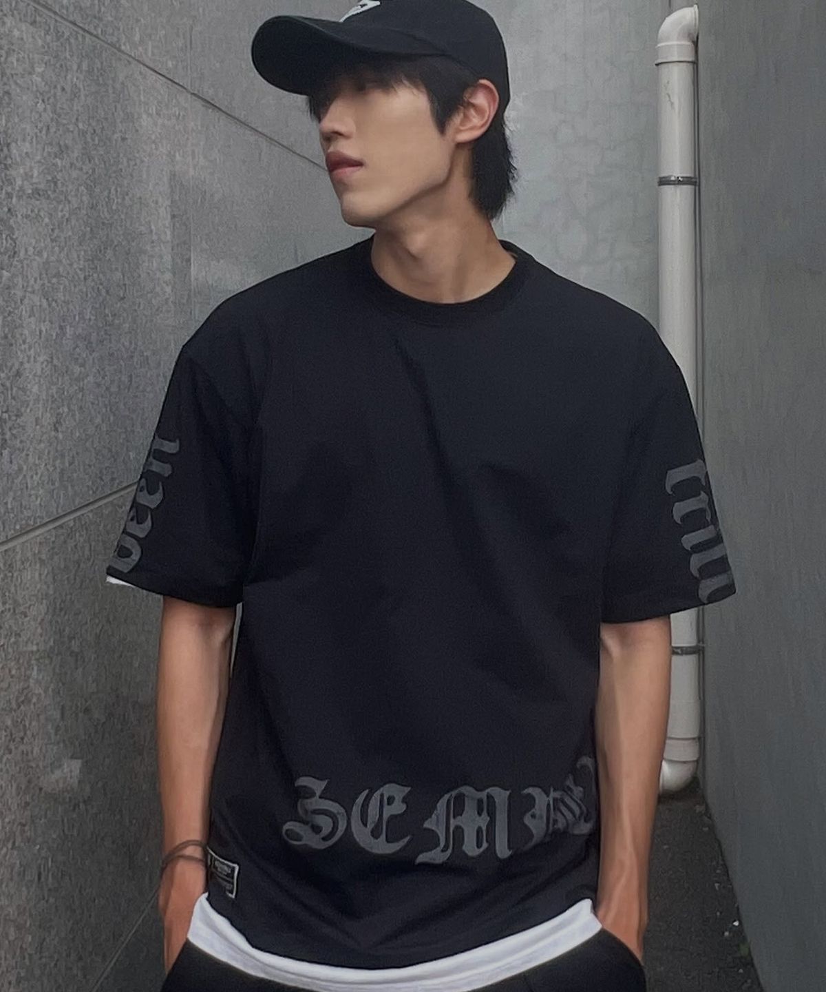빈트릴(BEENTRILL) 고딕 레터링 오버핏 메쉬 티셔츠(블랙)