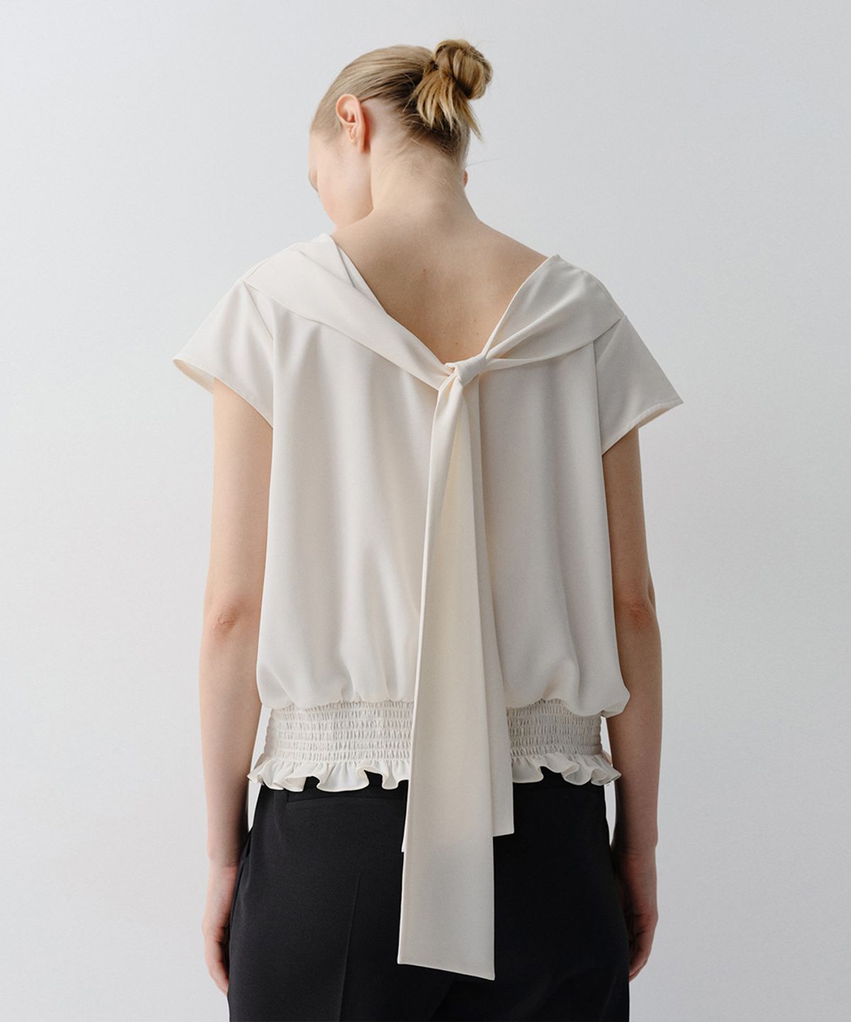이아(EAAH) SMOKING BACK TIE BLOUSE (IVORY)