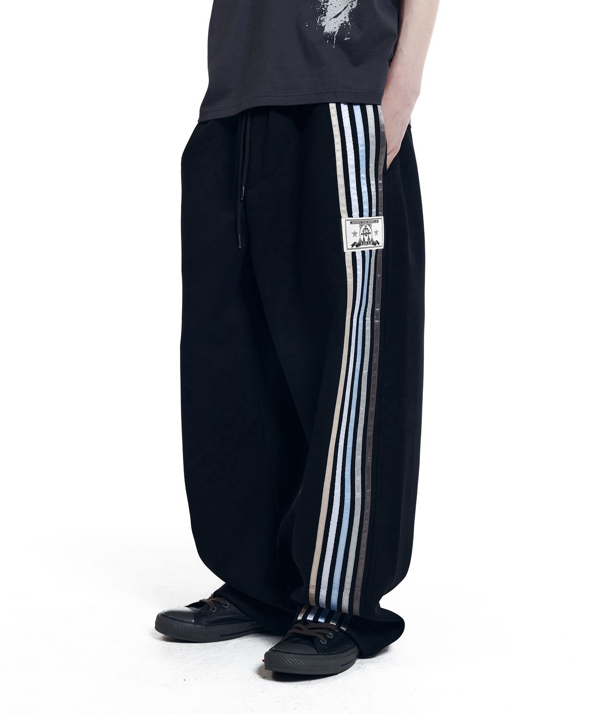아캄(AAKAM) Line Taped Track Pants (Black)
