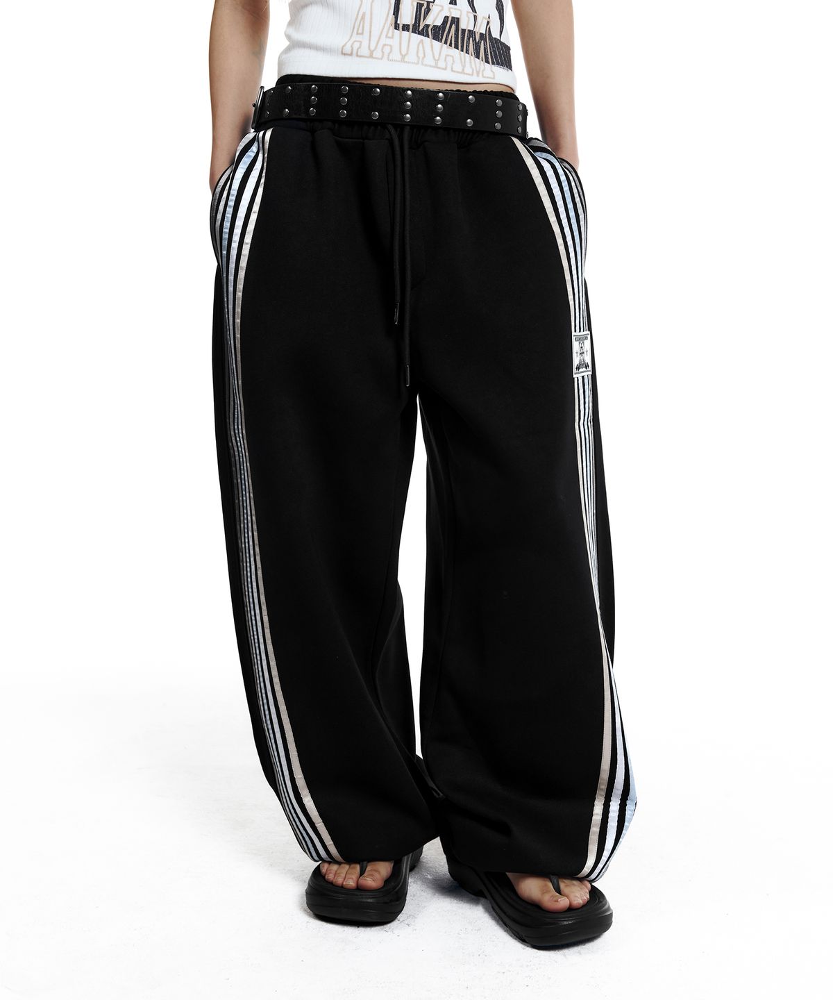 아캄(AAKAM) Line Taped Track Pants (Black)