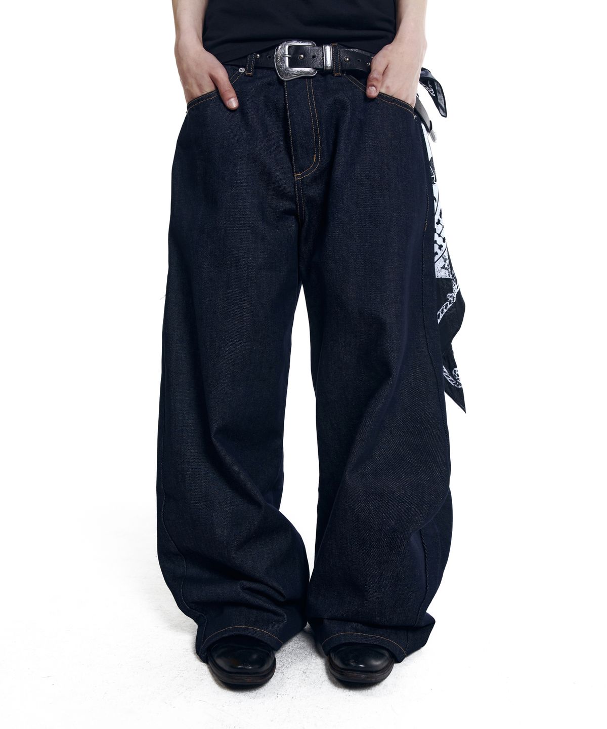 아캄(AAKAM) Leather Label Denim Pants (Blue)