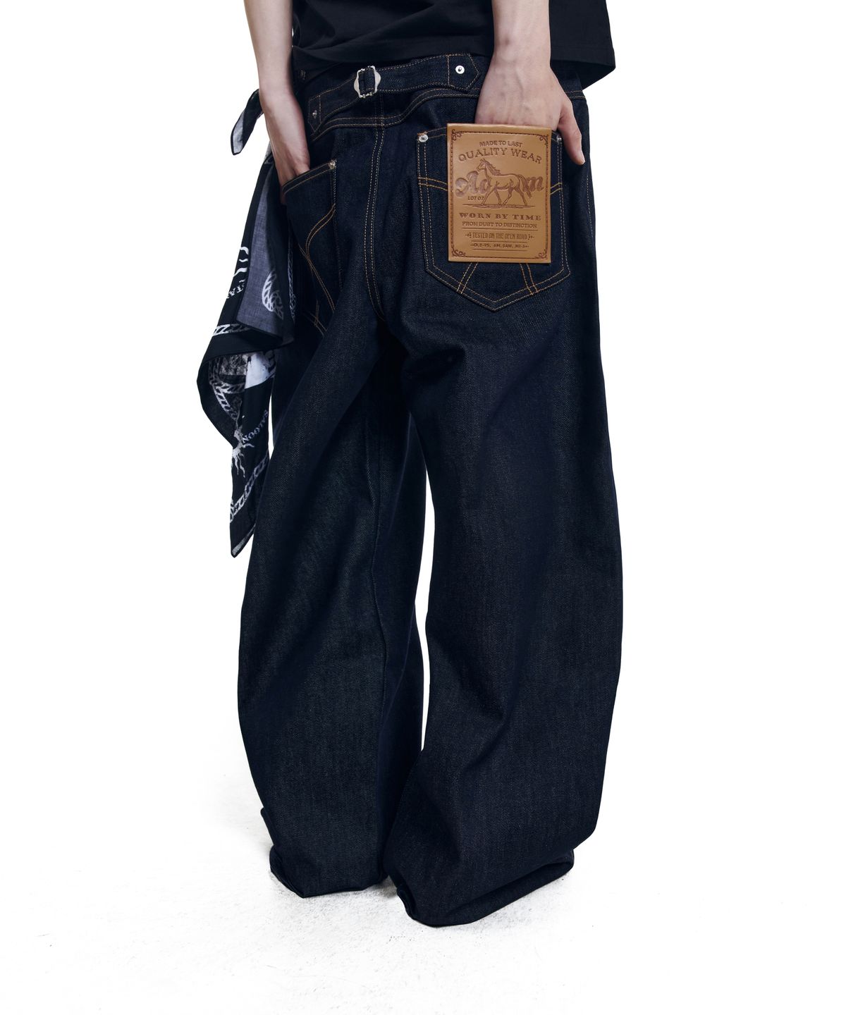 아캄(AAKAM) Leather Label Denim Pants (Blue)