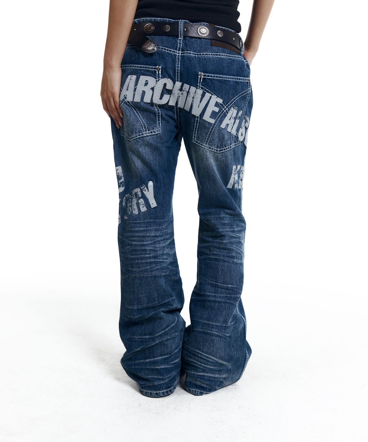 아캄(AAKAM) Typo Flare Denim Pants (Blue)