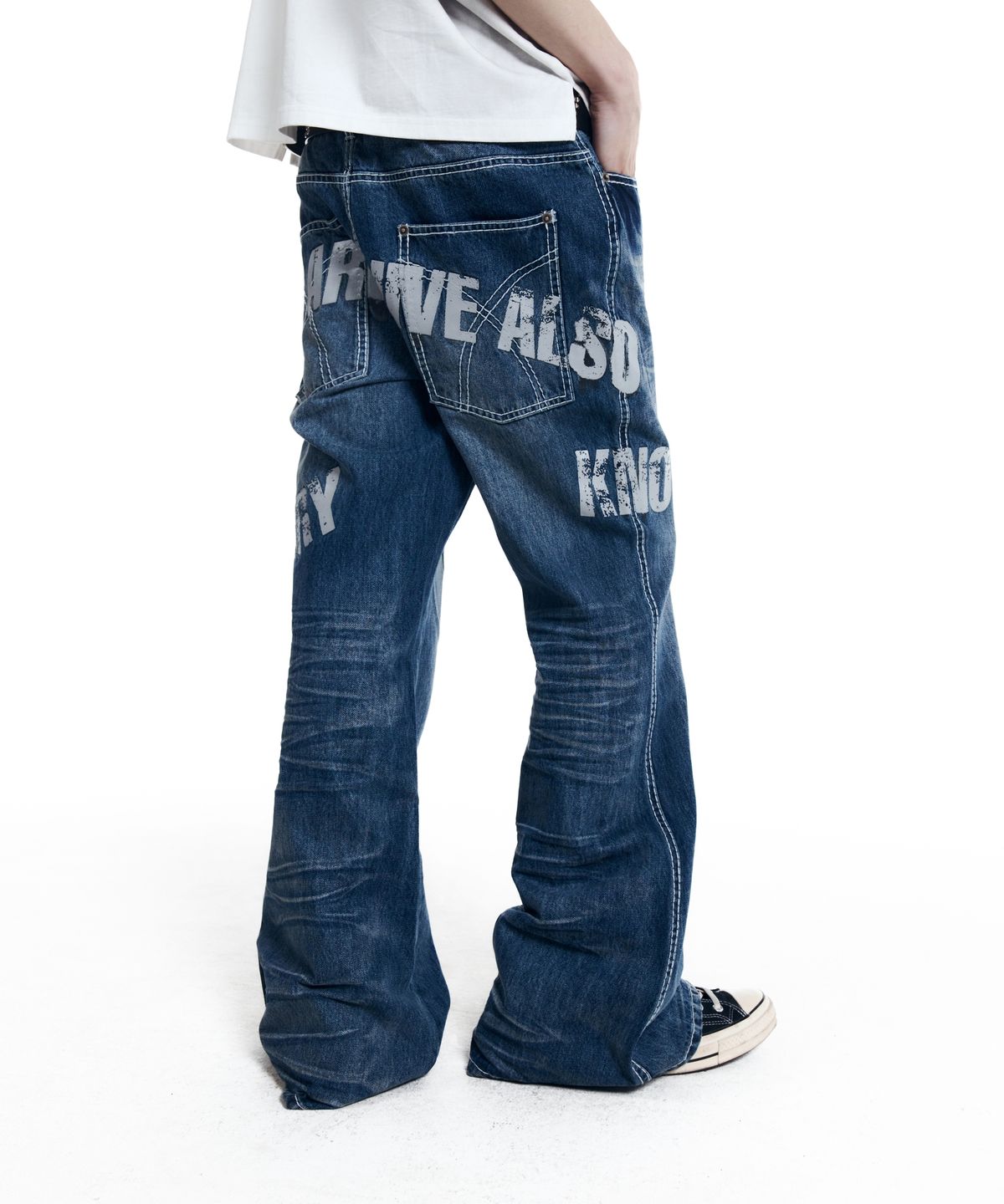 아캄(AAKAM) Typo Flare Denim Pants (Blue)