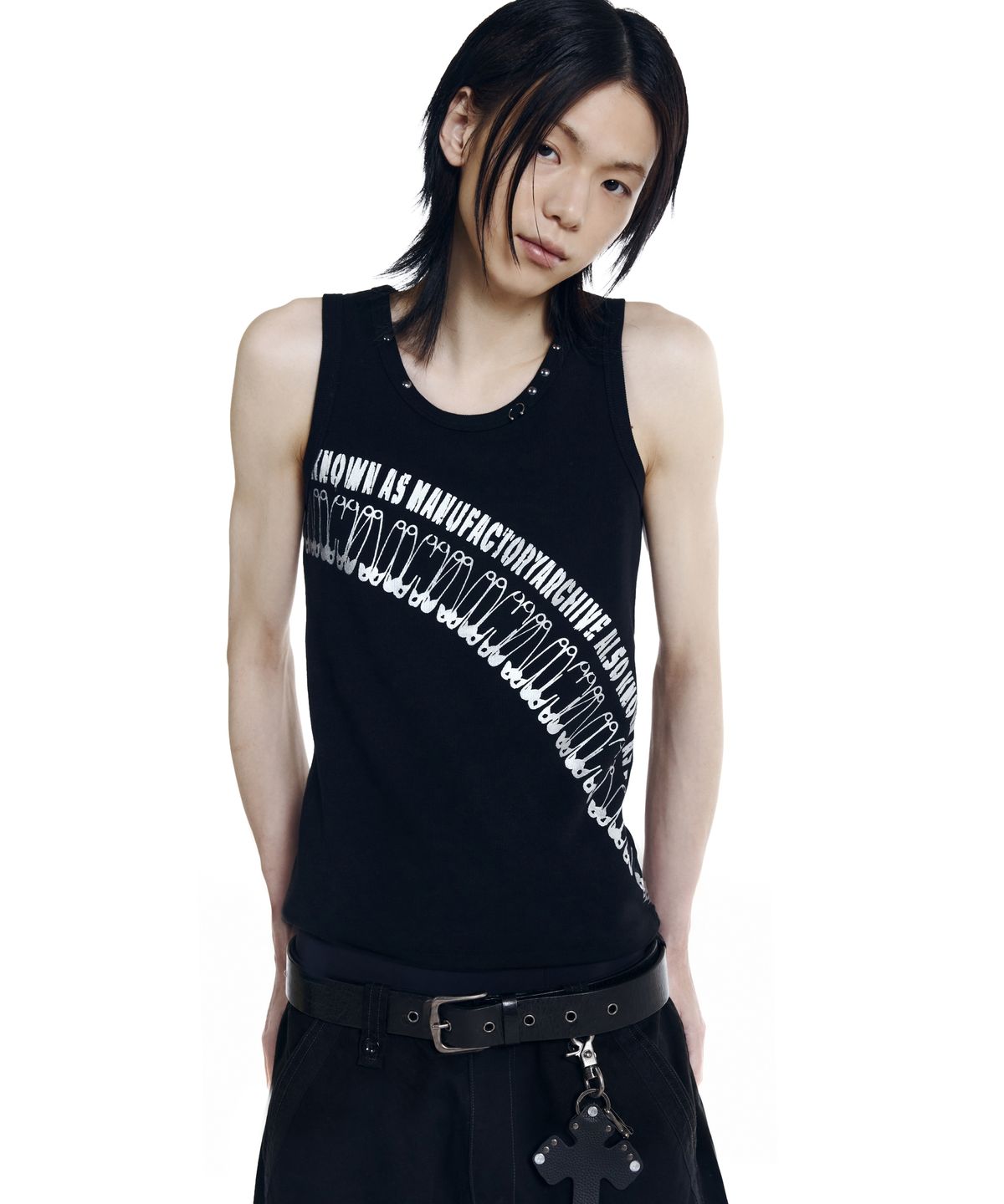 아캄(AAKAM) Safety Pin Sleeveless (Black)
