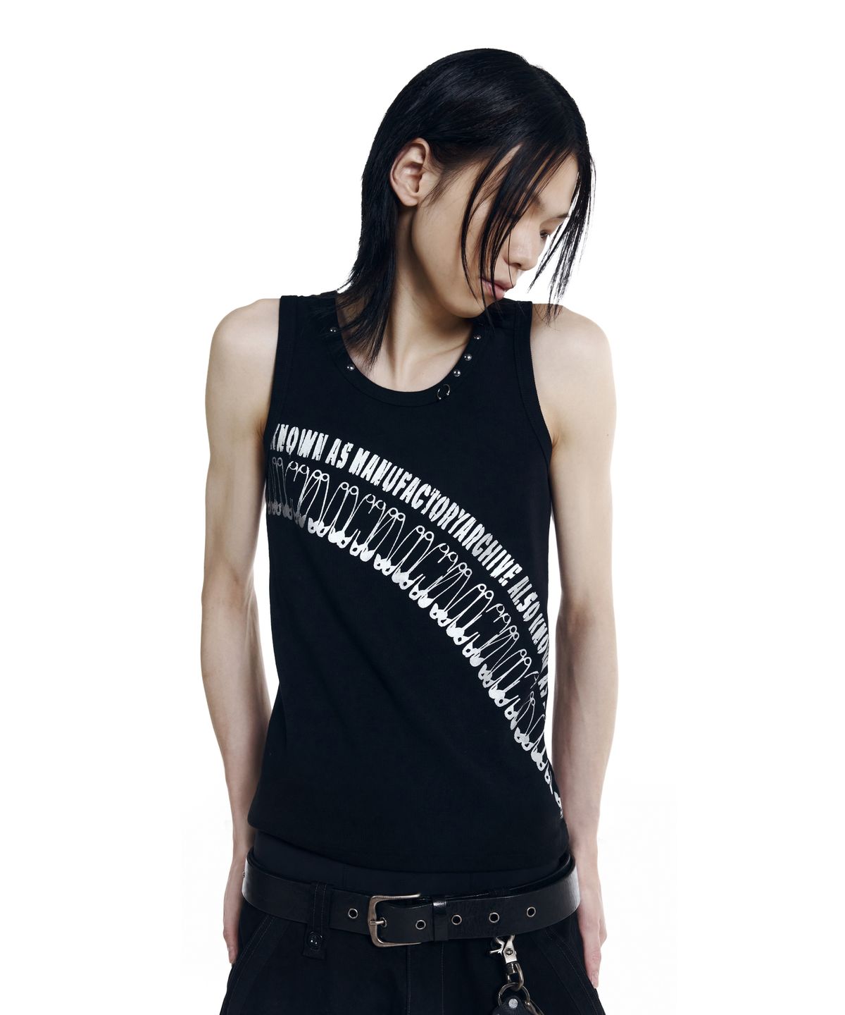 아캄(AAKAM) Safety Pin Sleeveless (Black)